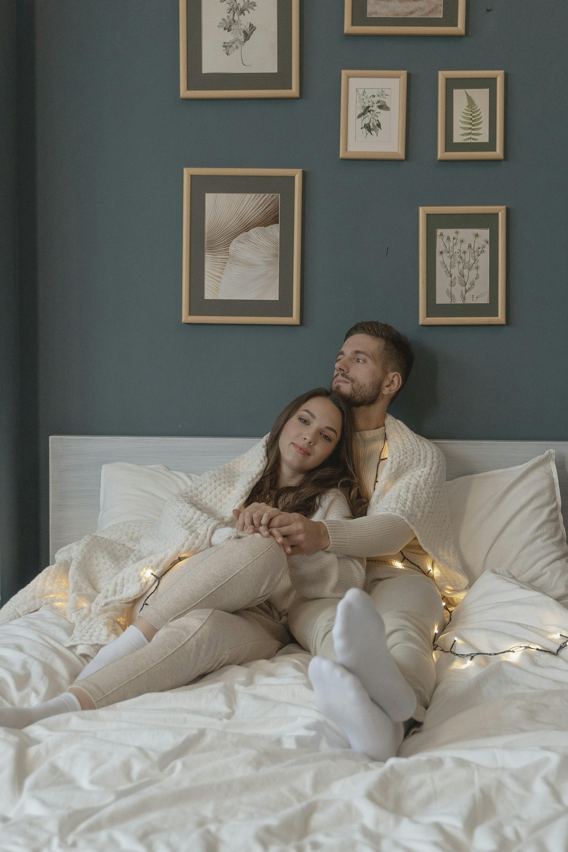 Ein Paar sitzt zusammen im Bett | Quelle: Pexels