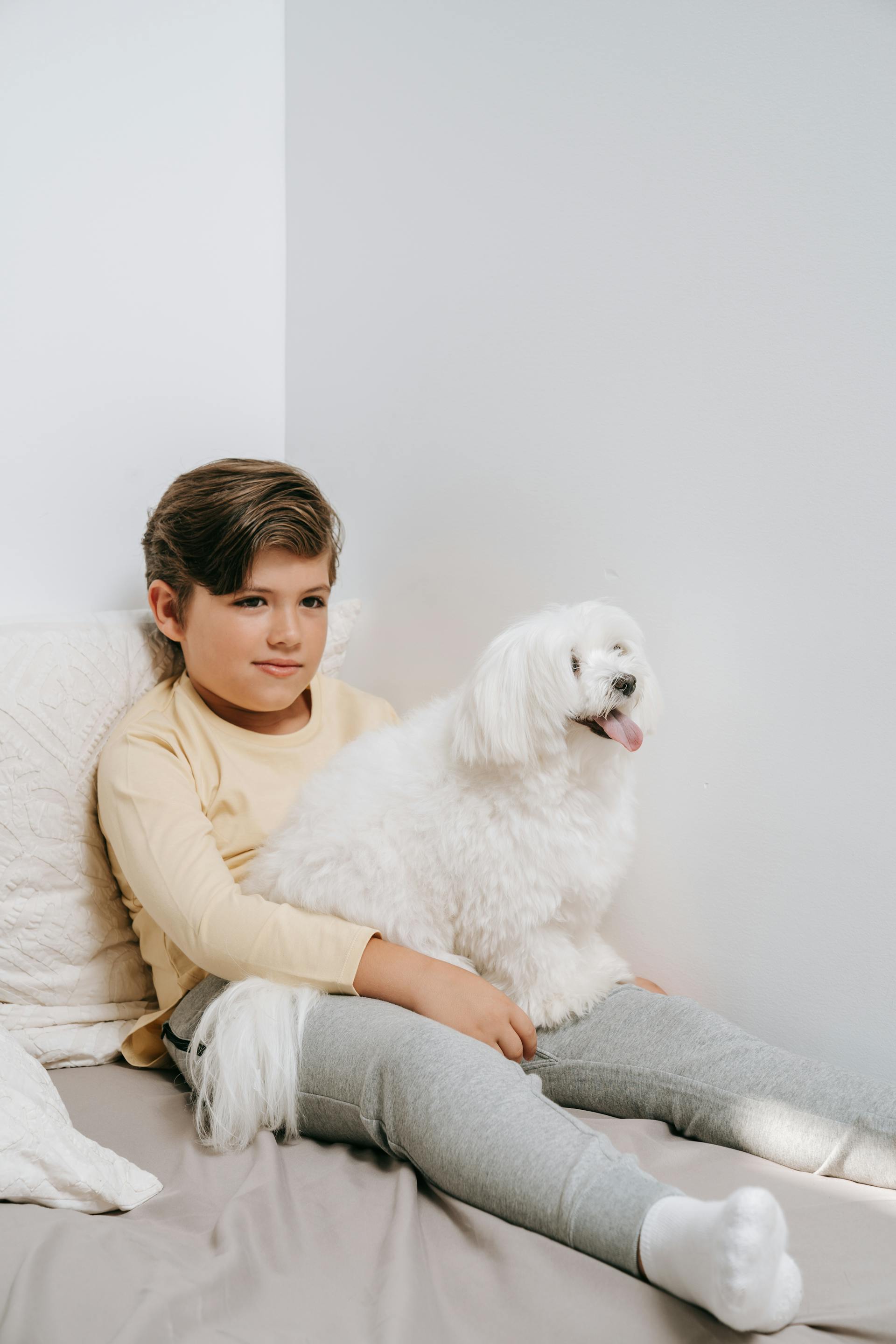 Chłopiec na łóżku | Źródło: Pexels