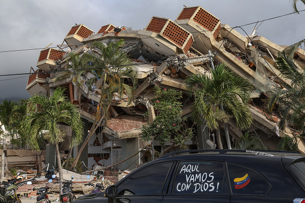 Blick auf ein eingestürztes Gebäude in Caraballeda nach dem Erdbeben der Stärke 7,2 in Venezuela, La Guaira, 27. Juni 2026. | Quelle: Getty Images
