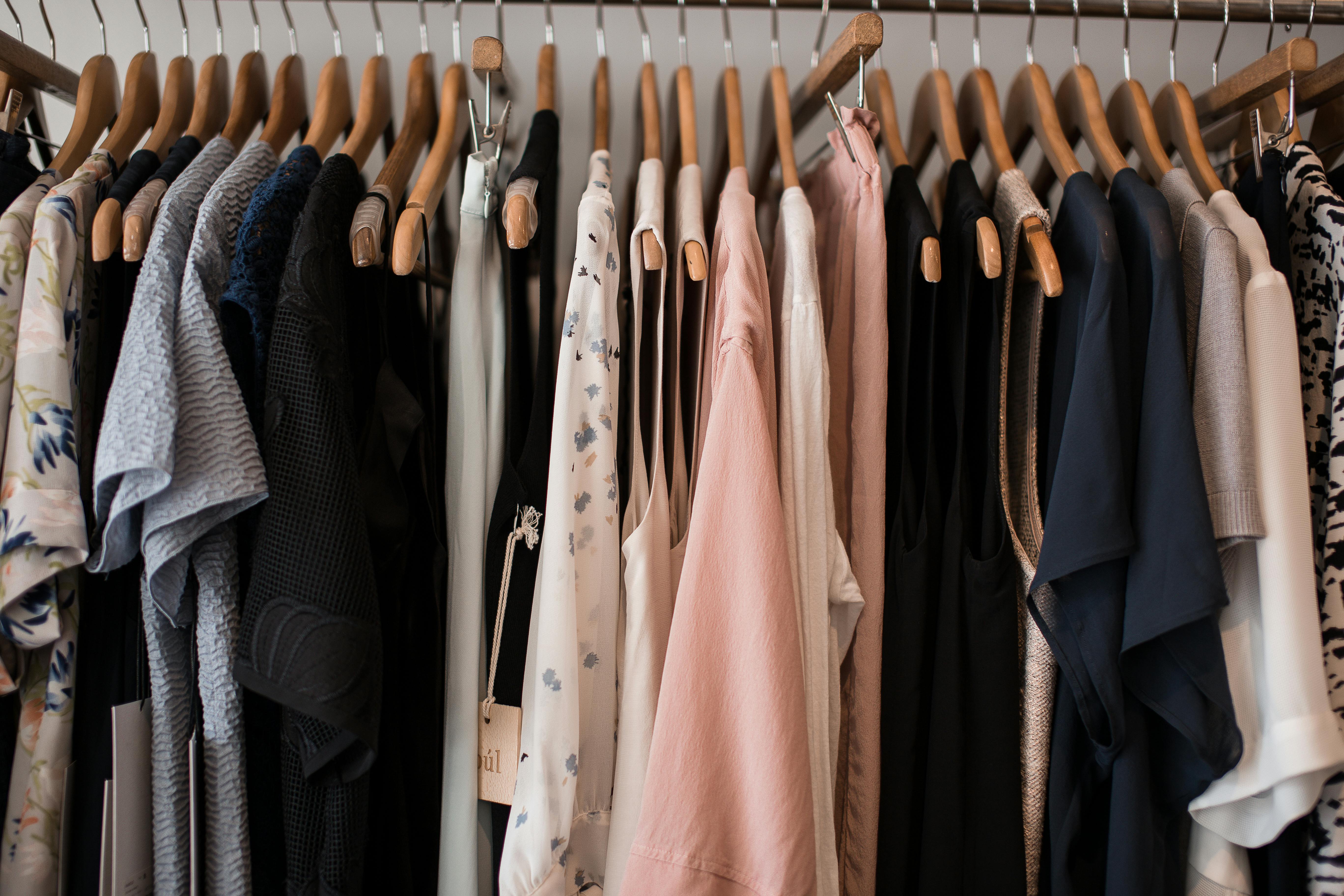 Der Kleiderschrank einer Frau | Quelle: Pexels