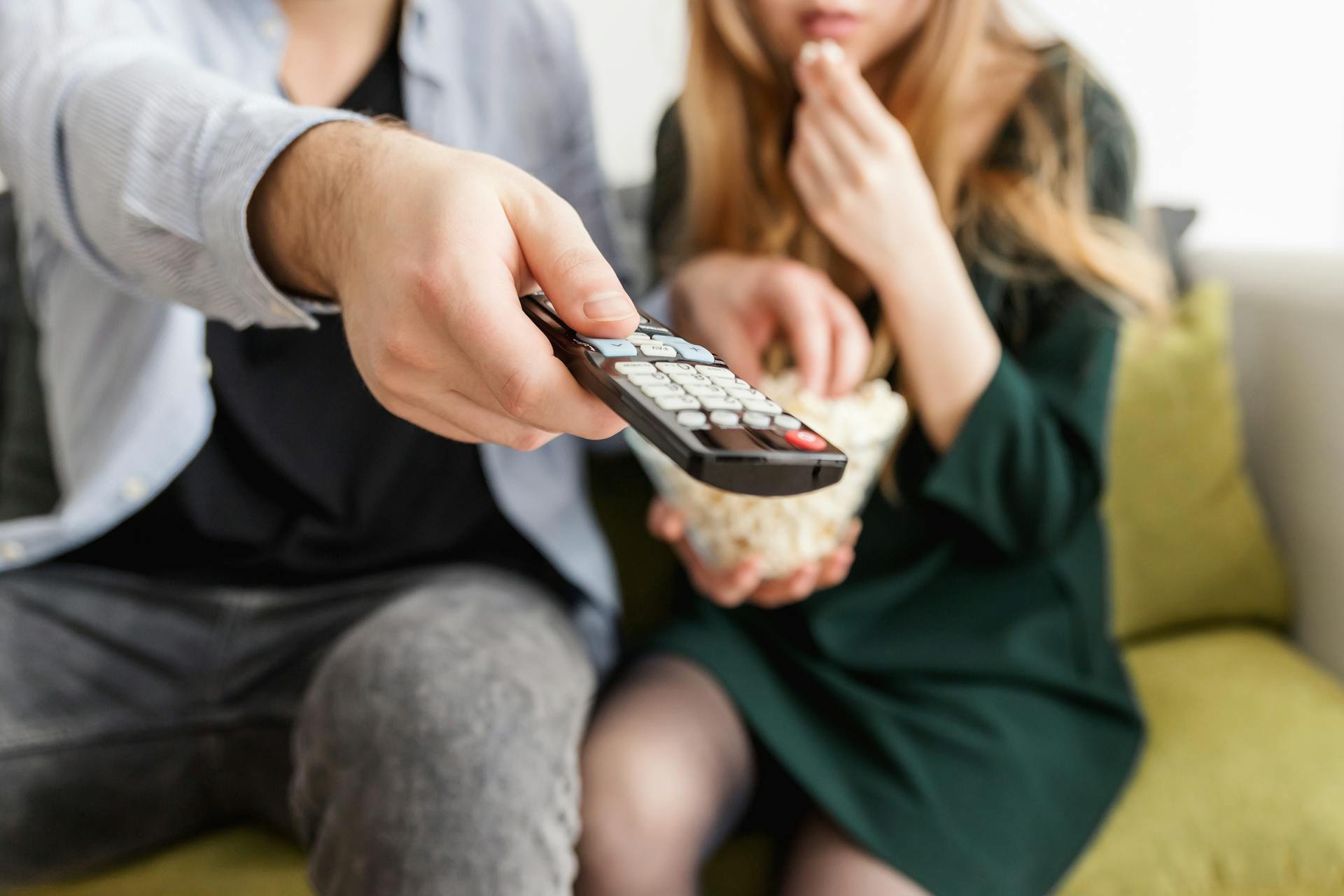 Eine Nahaufnahme eines Paares, das sich zu Hause einen Film ansieht | Quelle: Pexels