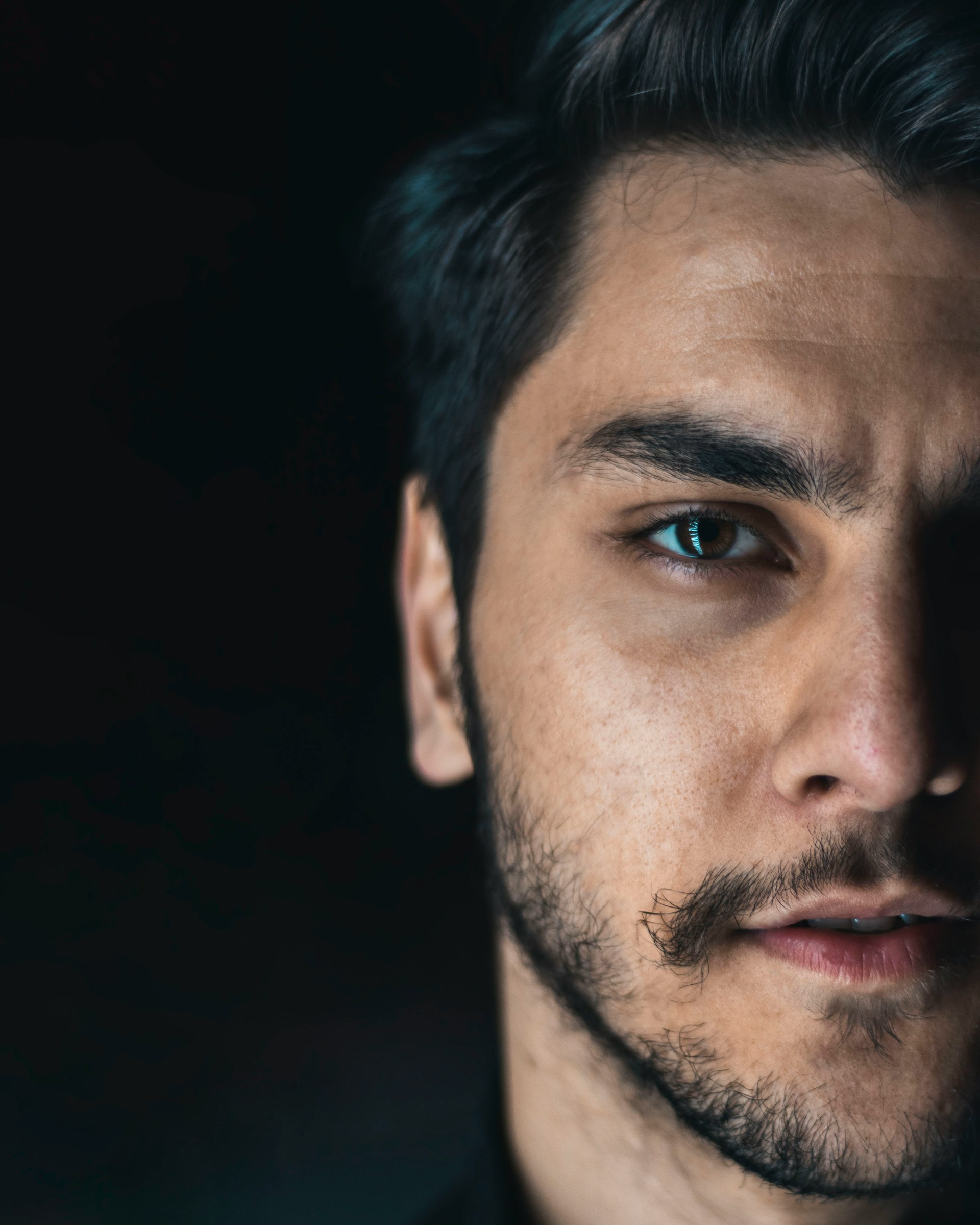 Ein Mann starrt jemanden an | Quelle: Unsplash