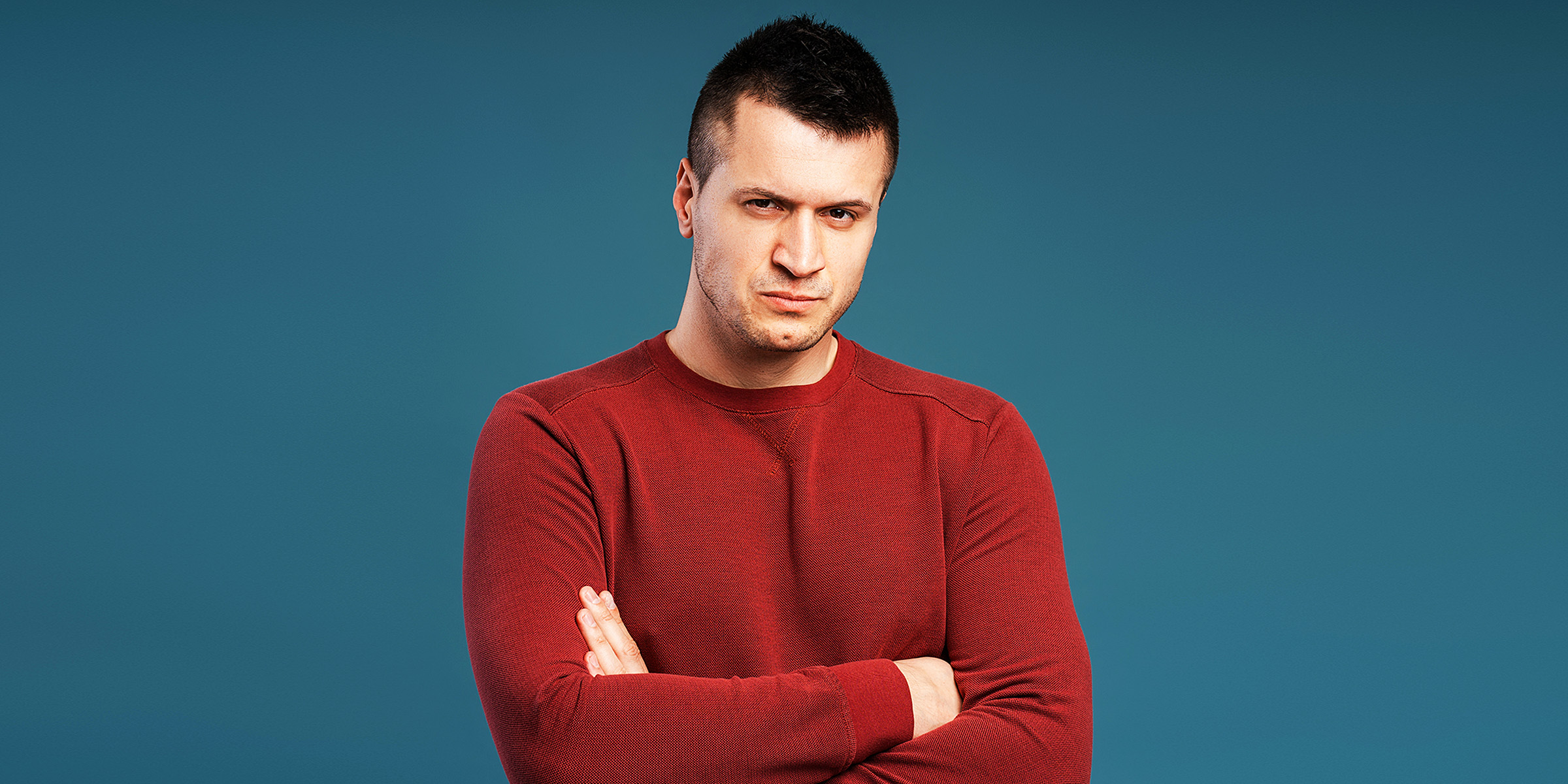 Ein Mann steht mit verschränkten Armen | Quelle: Shutterstock