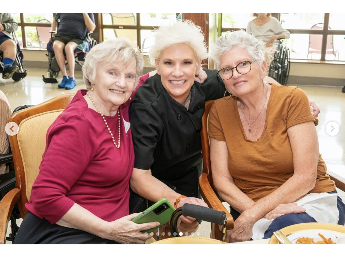 Anne Burrell ist mit zwei älteren Bewohnern auf einem Bild vom 11. Juni 2025 zu sehen | Quelle: Instagram/careritecenters