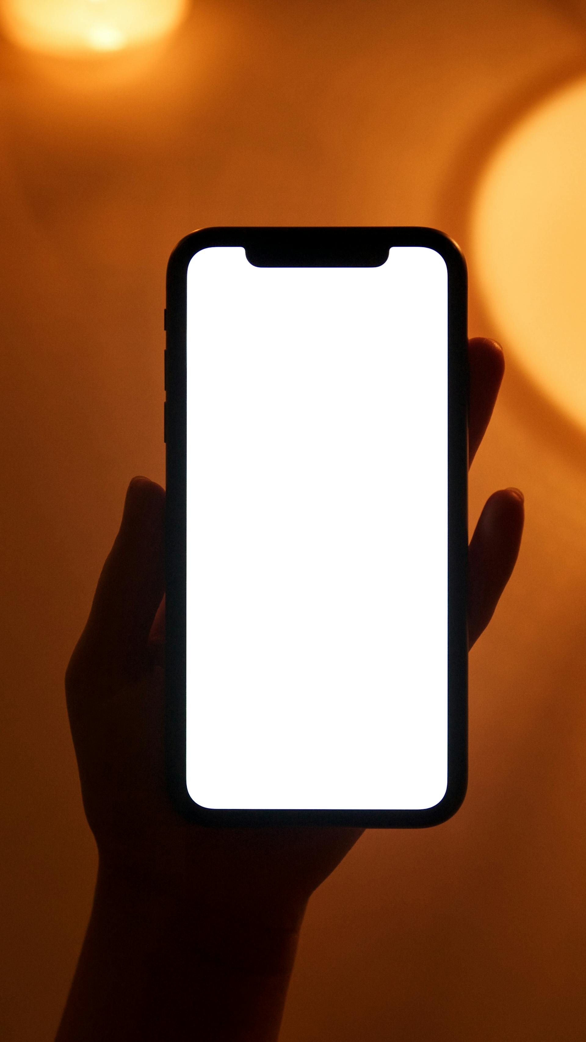 Eine Person hält ein Handy in der Hand | Quelle: Pexels