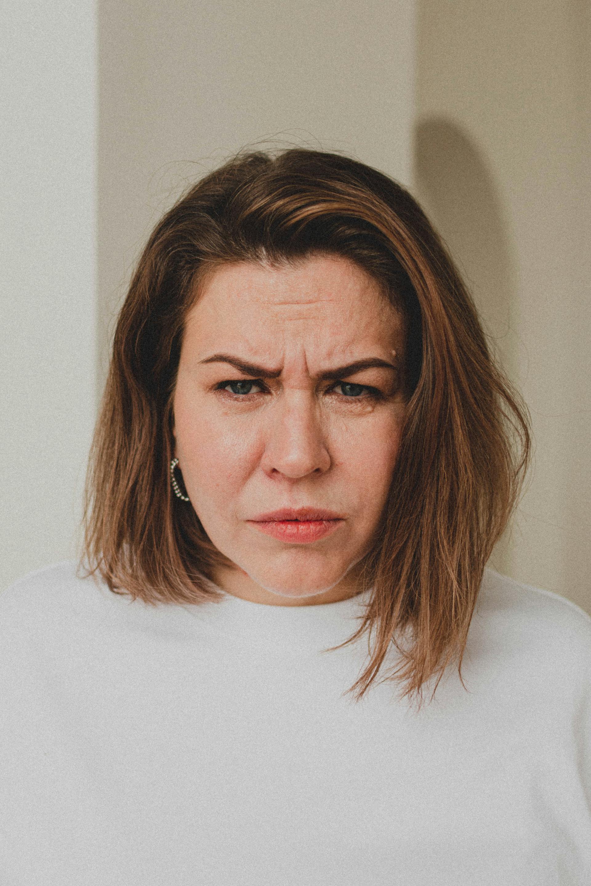 Eine Frau, die jemandem die Stirn runzelt | Quelle: Pexels