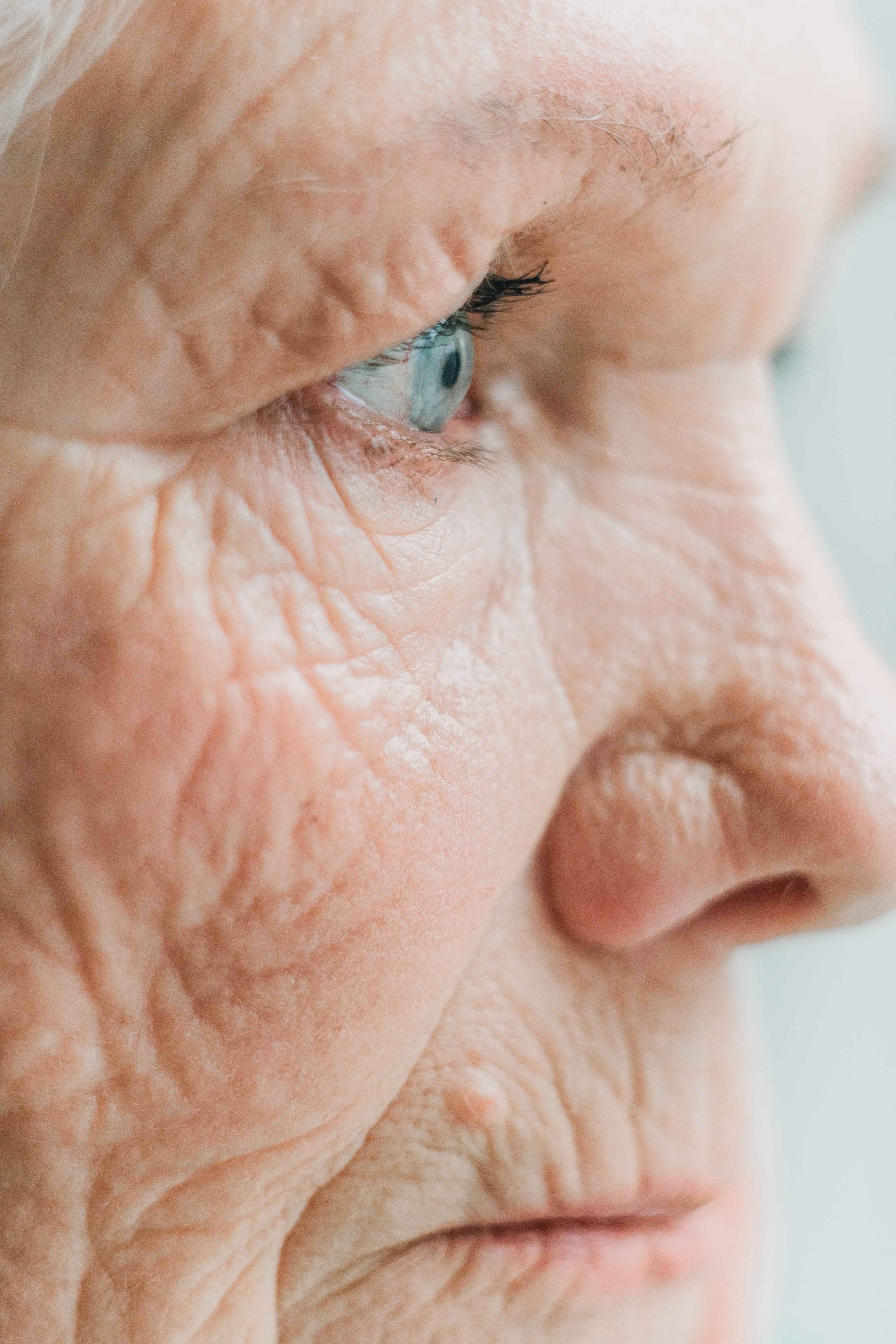 Nahaufnahme einer traurigen älteren Frau | Quelle: Pexels