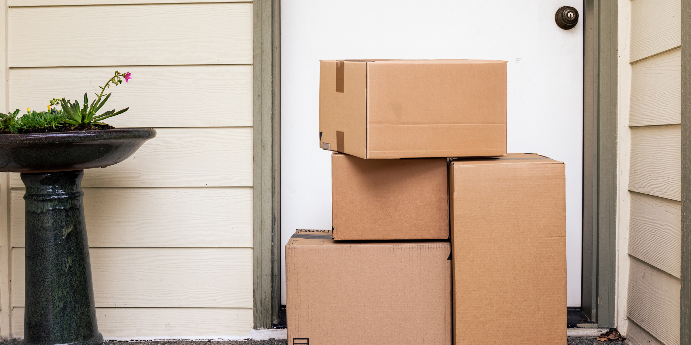 Pappkartons vor einer Haustür | Quelle: Shutterstock
