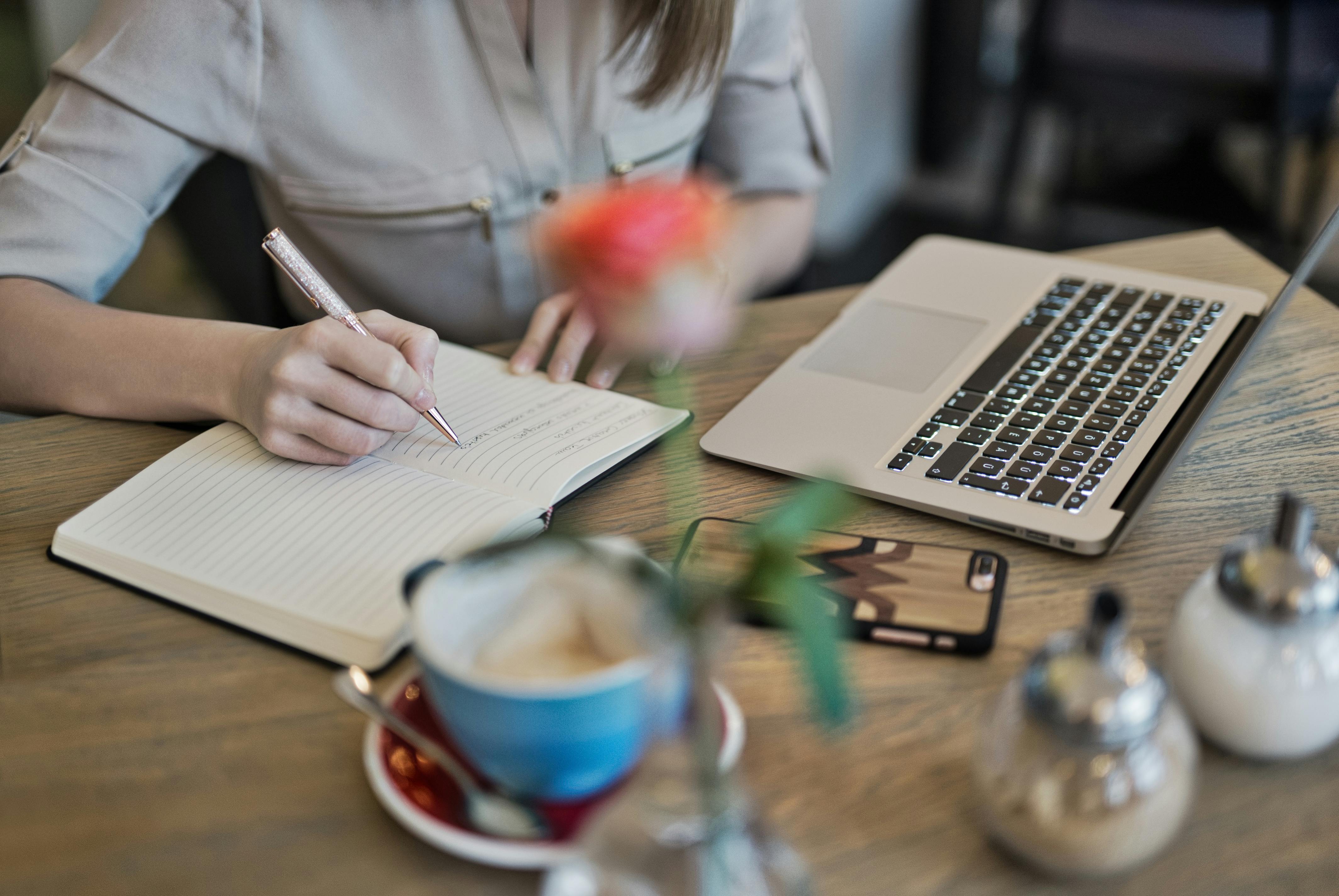 Eine Frau, die an etwas arbeitet | Quelle: Pexels