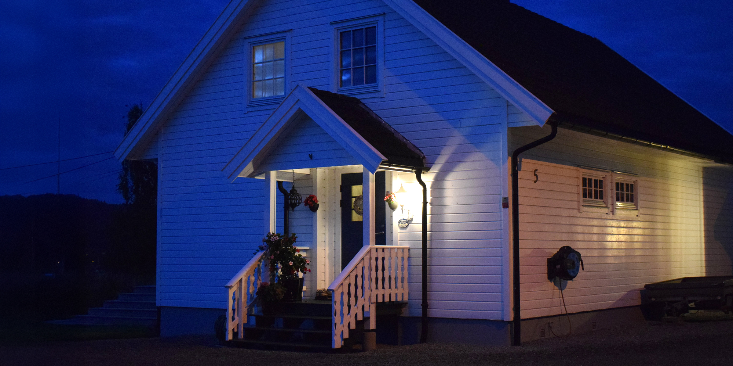 Ein Vorstadthaus bei Nacht | Quelle: Shutterstock