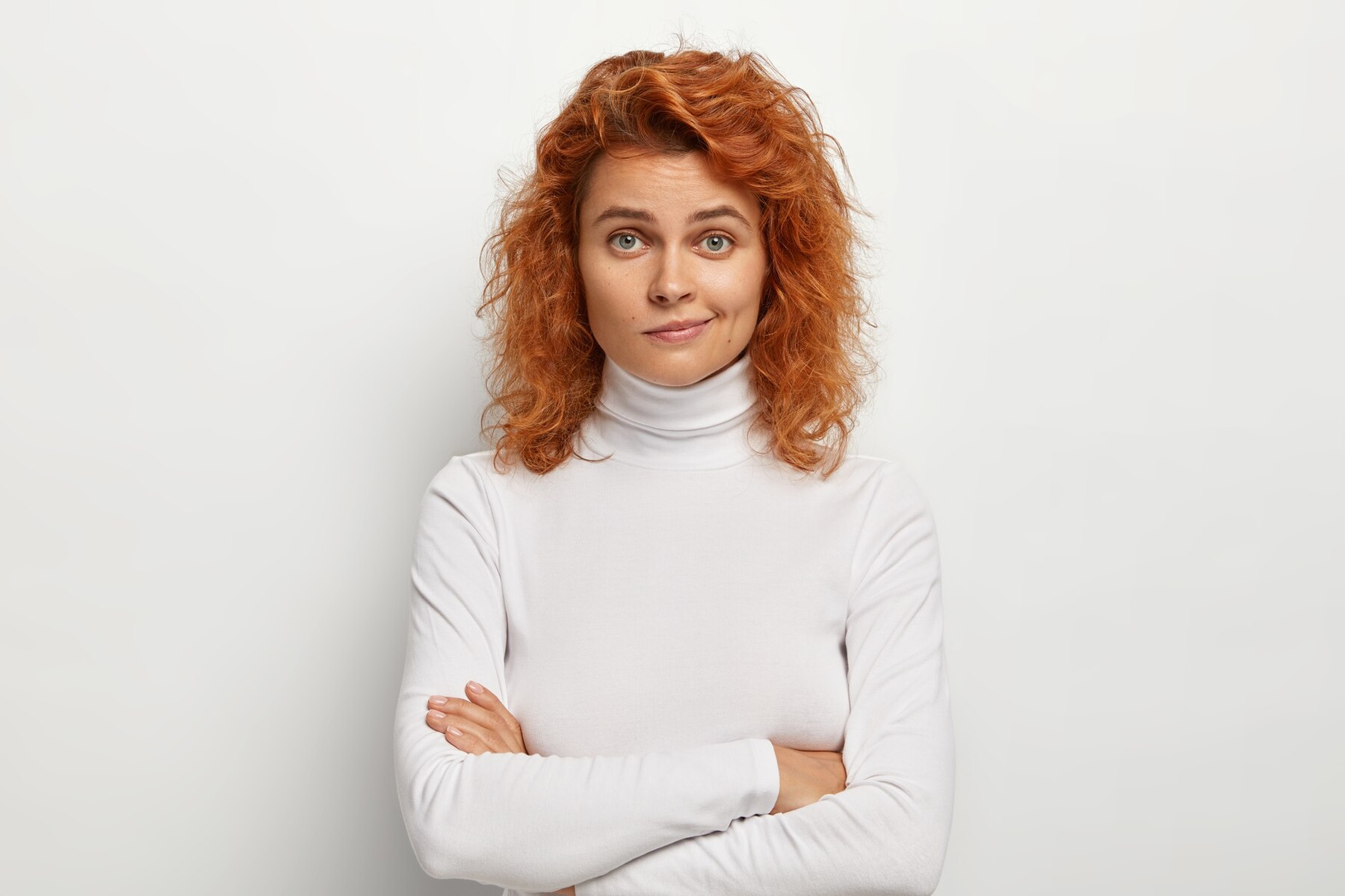 Eine spöttische Frau mit gekreuzten Händen | Quelle: Freepik