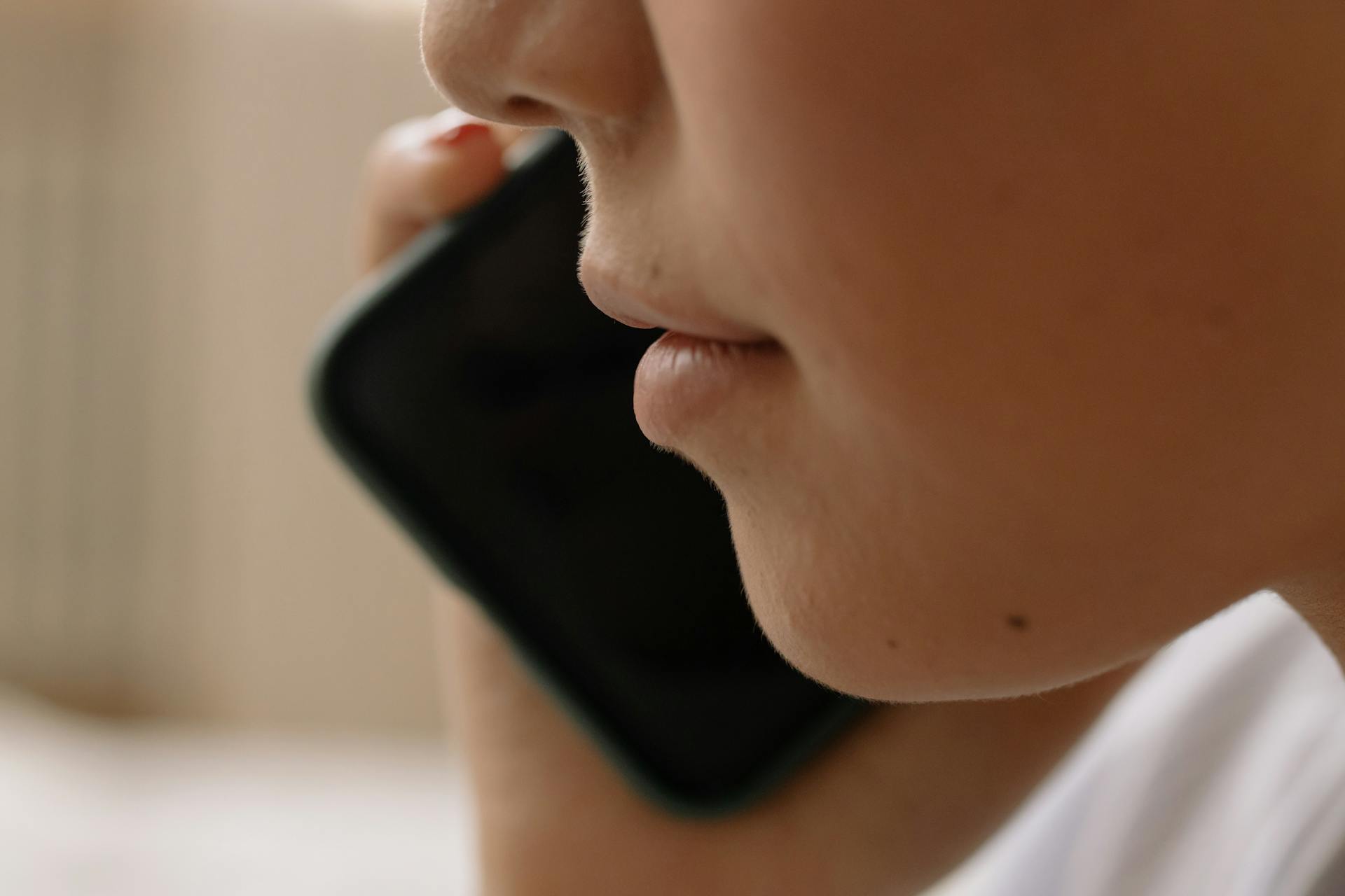 Eine Frau, die in ihr Telefon spricht | Quelle: Pexels