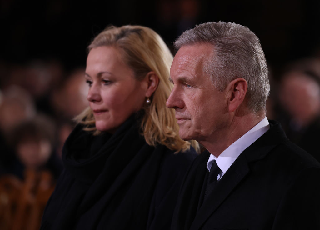 Bundespräsident a.D. Christian Wulff und seine Frau Bettina Wulff stehen am Sarg von Bundespräsident a.D. Horst Köhler bei dessen Trauerfeier im Dom am 18. Februar 2025 in Berlin | Quelle: Getty Images