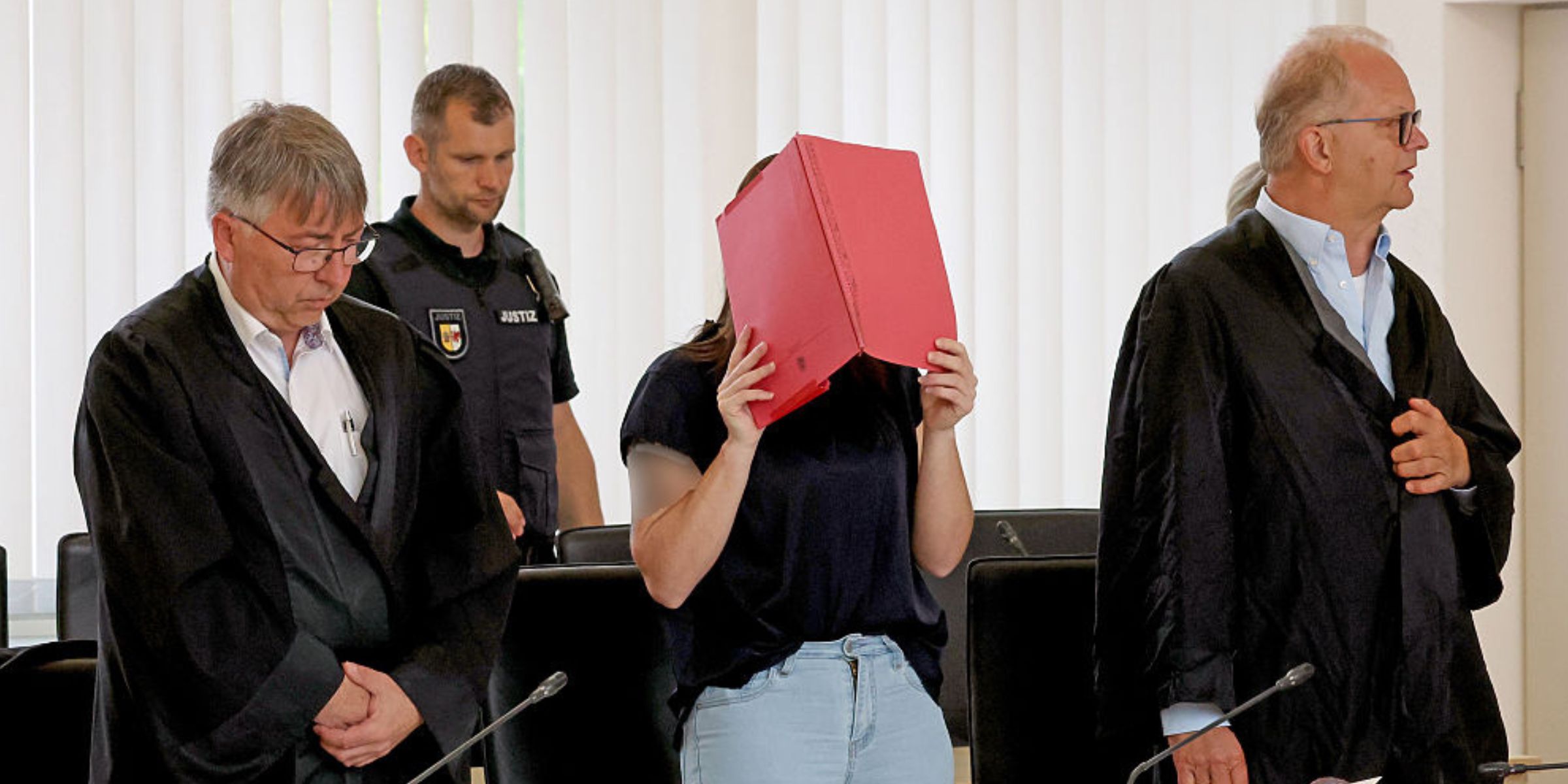 Andreas Ohm, Thomas Löcker und die Angeklagte | Quelle: Getty Images