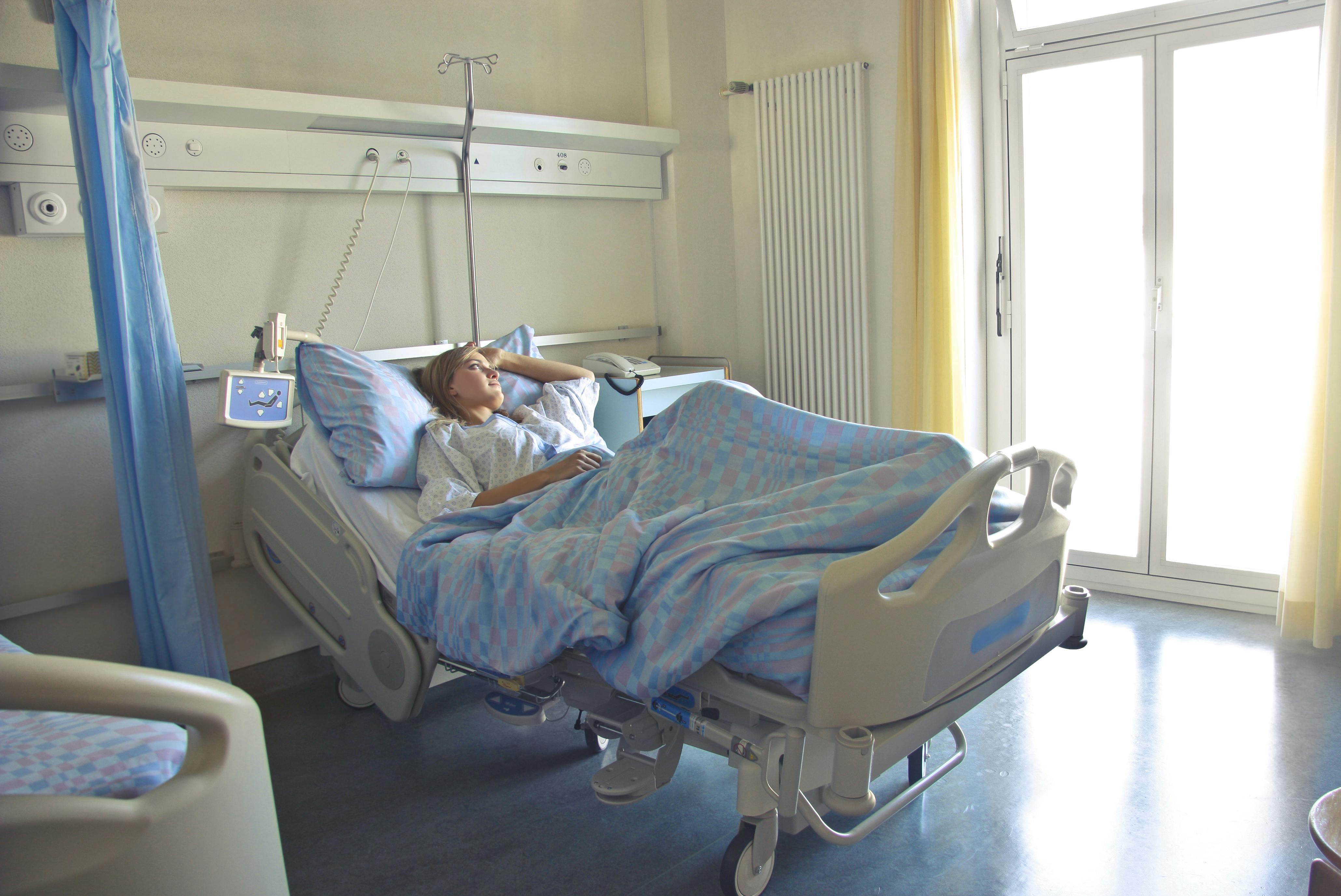 Eine kranke Frau in einem Krankenhausbett | Quelle: Pexels