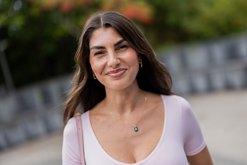 Yeliz Koc steht auf dem roten Teppich bei der Premiere der neuen Staffel der Dating-Show „Love Island VIP“ im Cinenova-Kino | Quelle: Getty Images