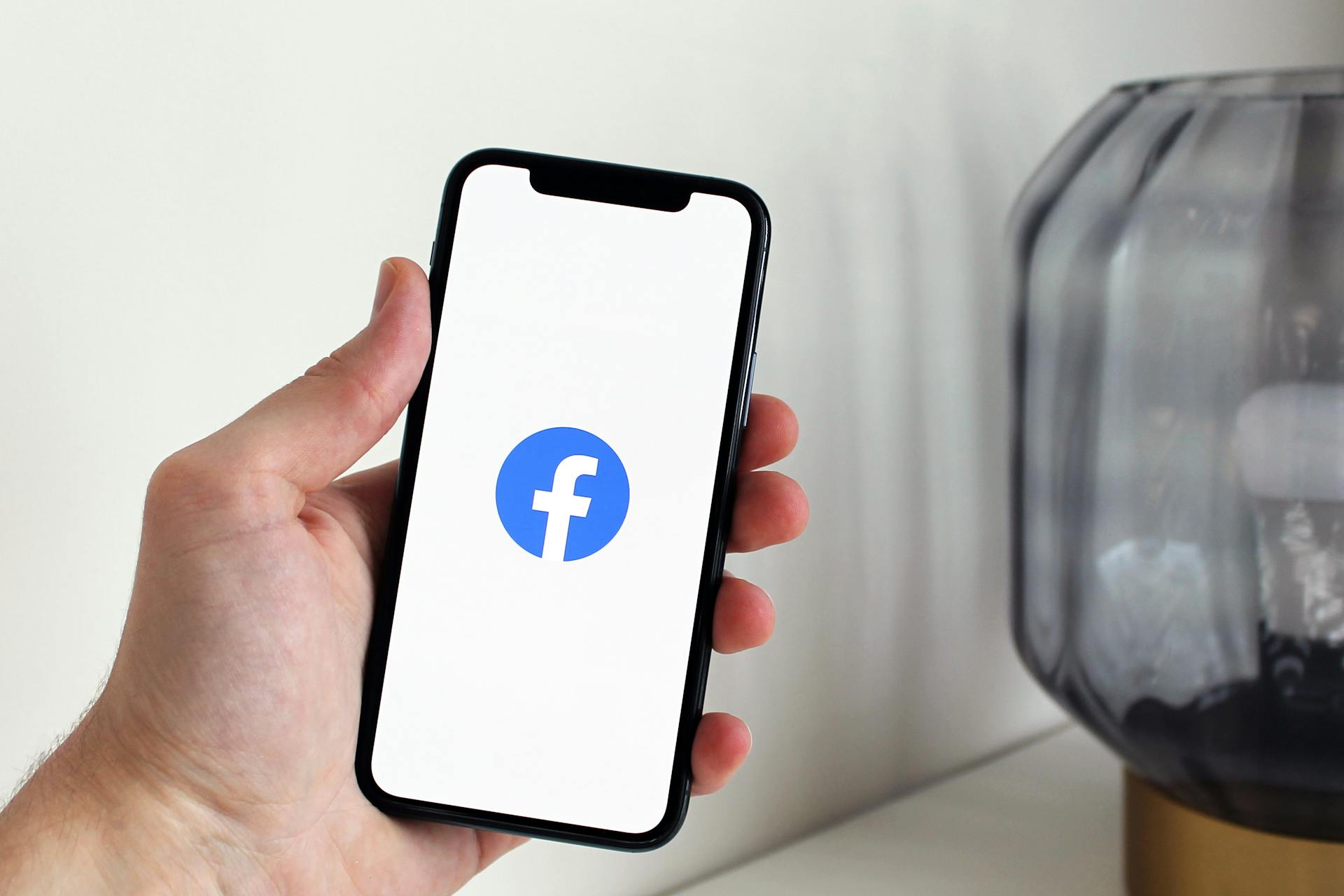 Facebook-Logo auf einem Telefon | Quelle: Pexels