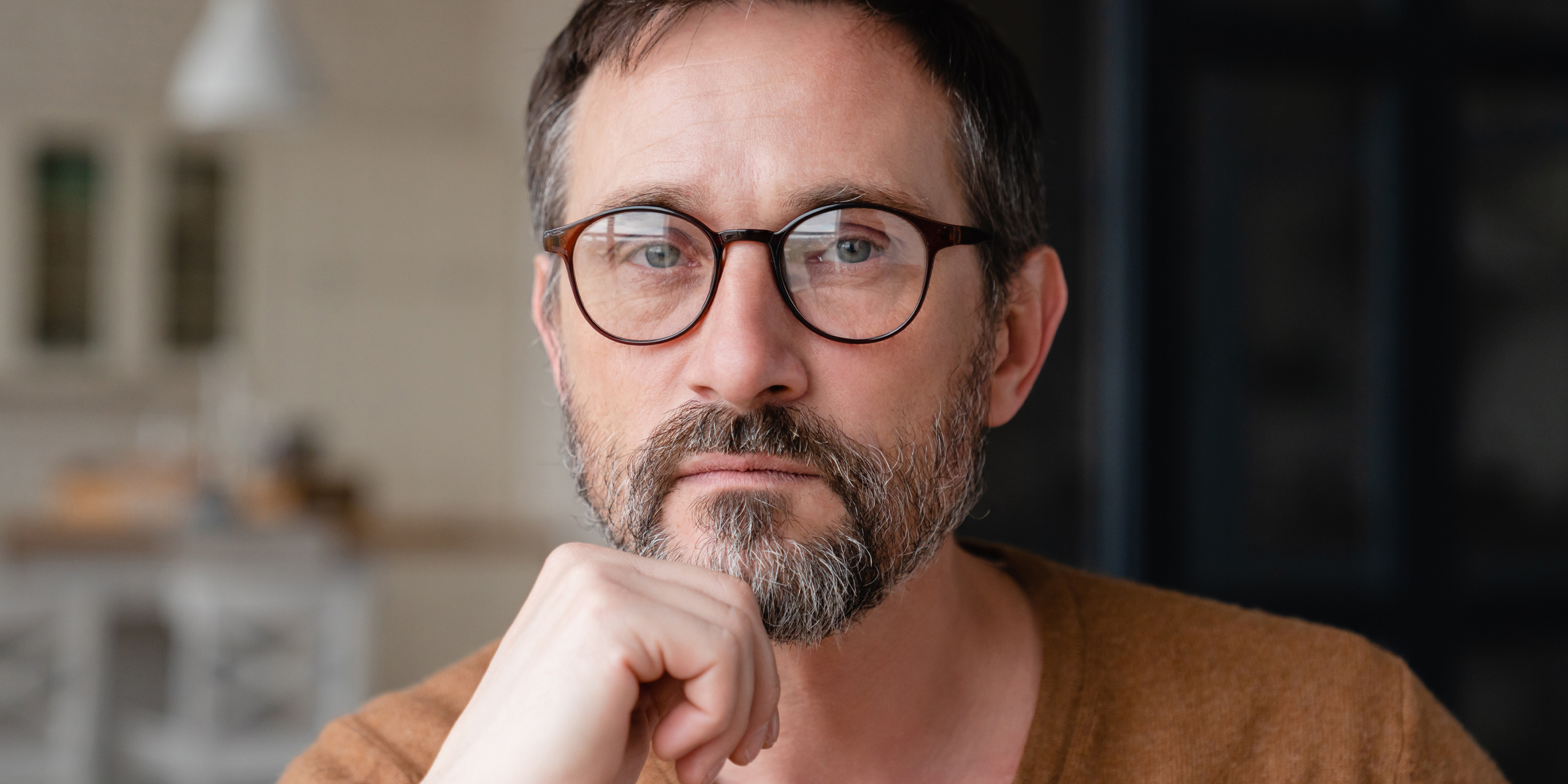 Eine Nahaufnahme eines nachdenklichen Mannes mit Brille | Quelle: Shutterstock