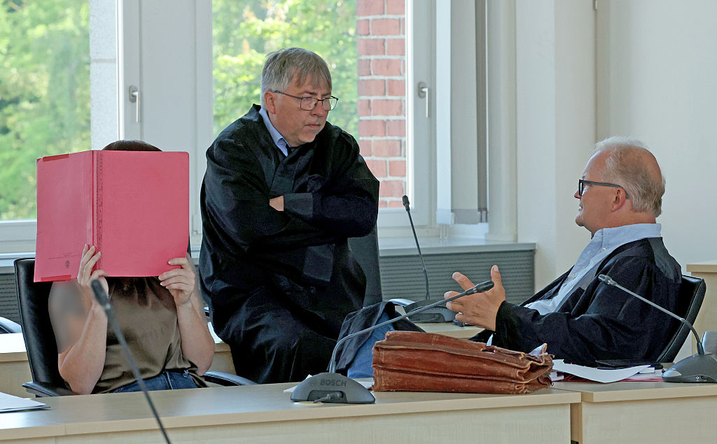 2. Juni 2026, Mecklenburg-Vorpommern, Rostock: Die Angeklagte (v. l. n. r.), Andreas Ohm, Rechtsanwalt, und Thomas Löcker, Rechtsanwalt, im Gerichtssaal des Landgerichts vor der Fortsetzung des Mordprozesses im Fall Fabian. | Quelle: Getty Images