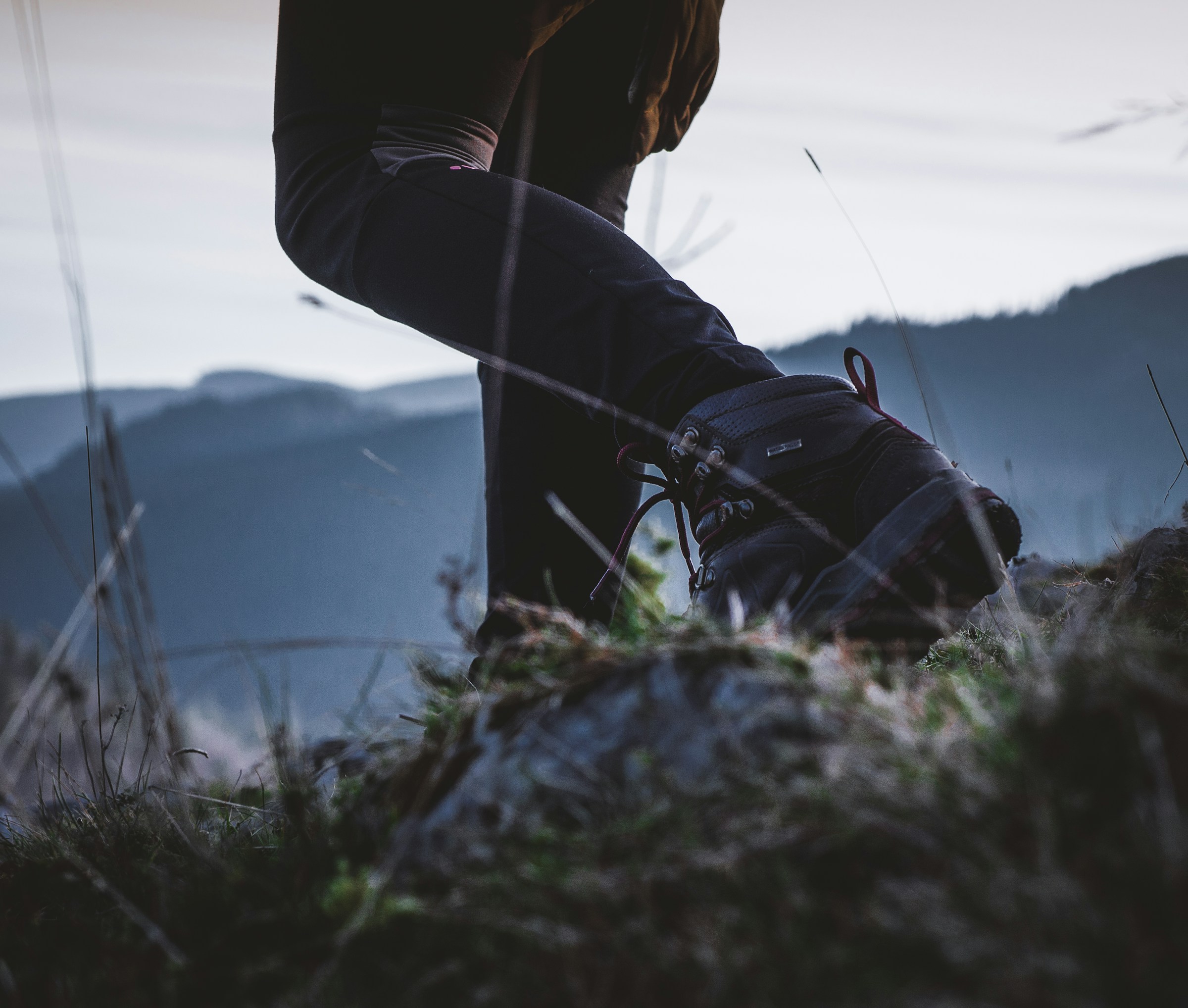 Eine Person in Stiefeln | Quelle: Unsplash