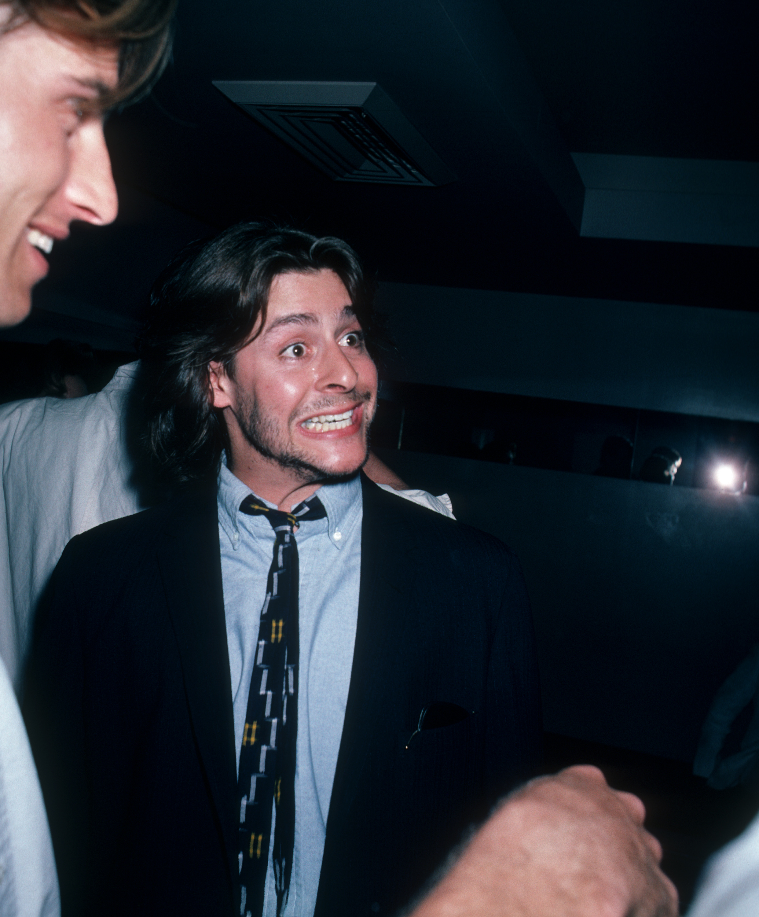 Mit einem lebhaften, staunenden Gesichtsausdruck während eines angeregten Gesprächs genoss der Schauspieler am 8. Mai 1986 einen Abend bei der Peter-Max-Kunstausstellung im „Marylou’s“ in New York City. | Quelle: Getty Images