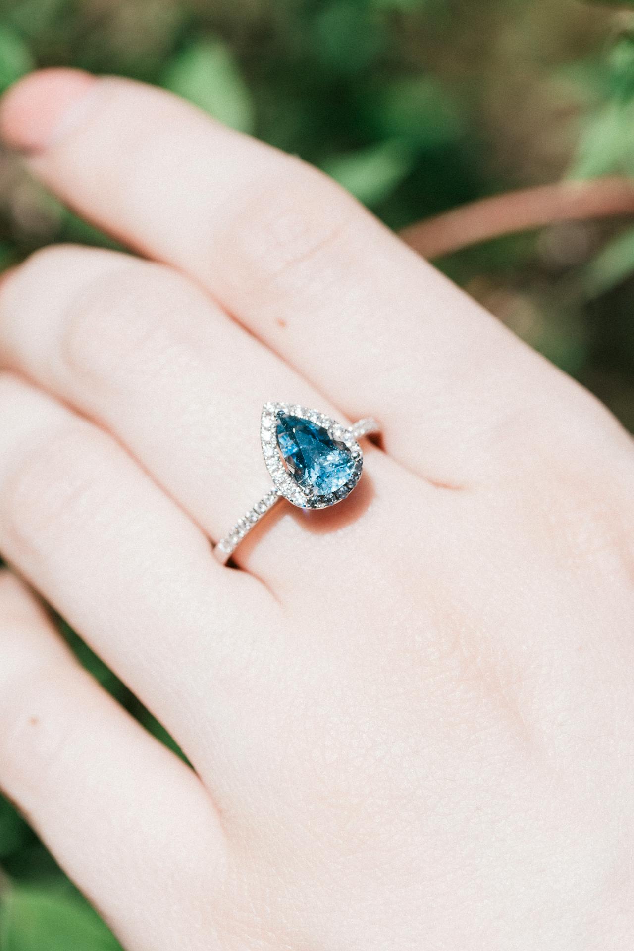 Nahaufnahme einer Frau, die einen Ring mit blauem Stein trägt | Quelle: Pexels