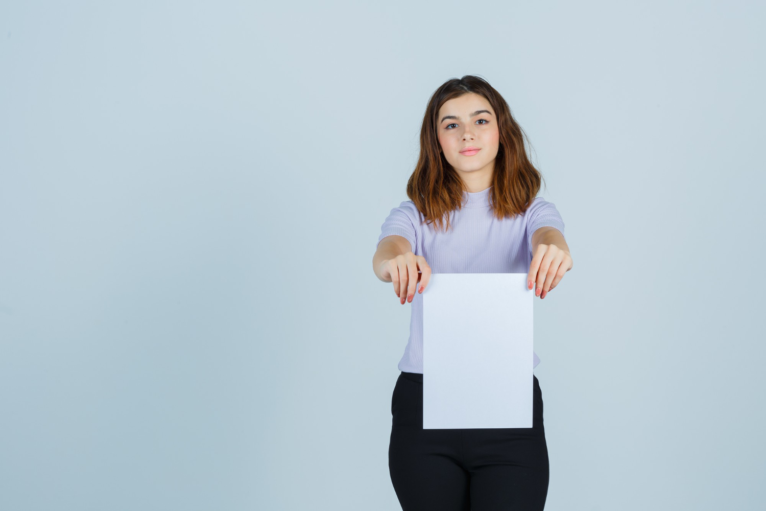 Eine Frau, die ein Stück Papier übergibt | Quelle: Pexels