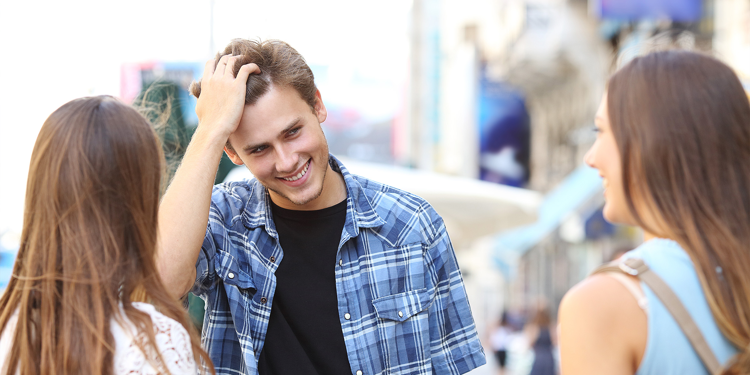 Ein Mann flirtet mit zwei Frauen | Quelle: Shutterstock