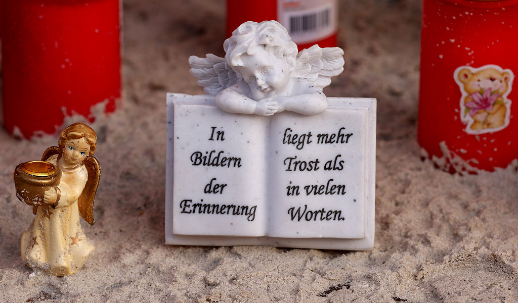 05. November 2025, Güstrow: Grablichter und Grabengel stehen vor der Marienkirche zum Gedenken an den ermordeten achtjährigen Fabian. | Quelle: Getty Images