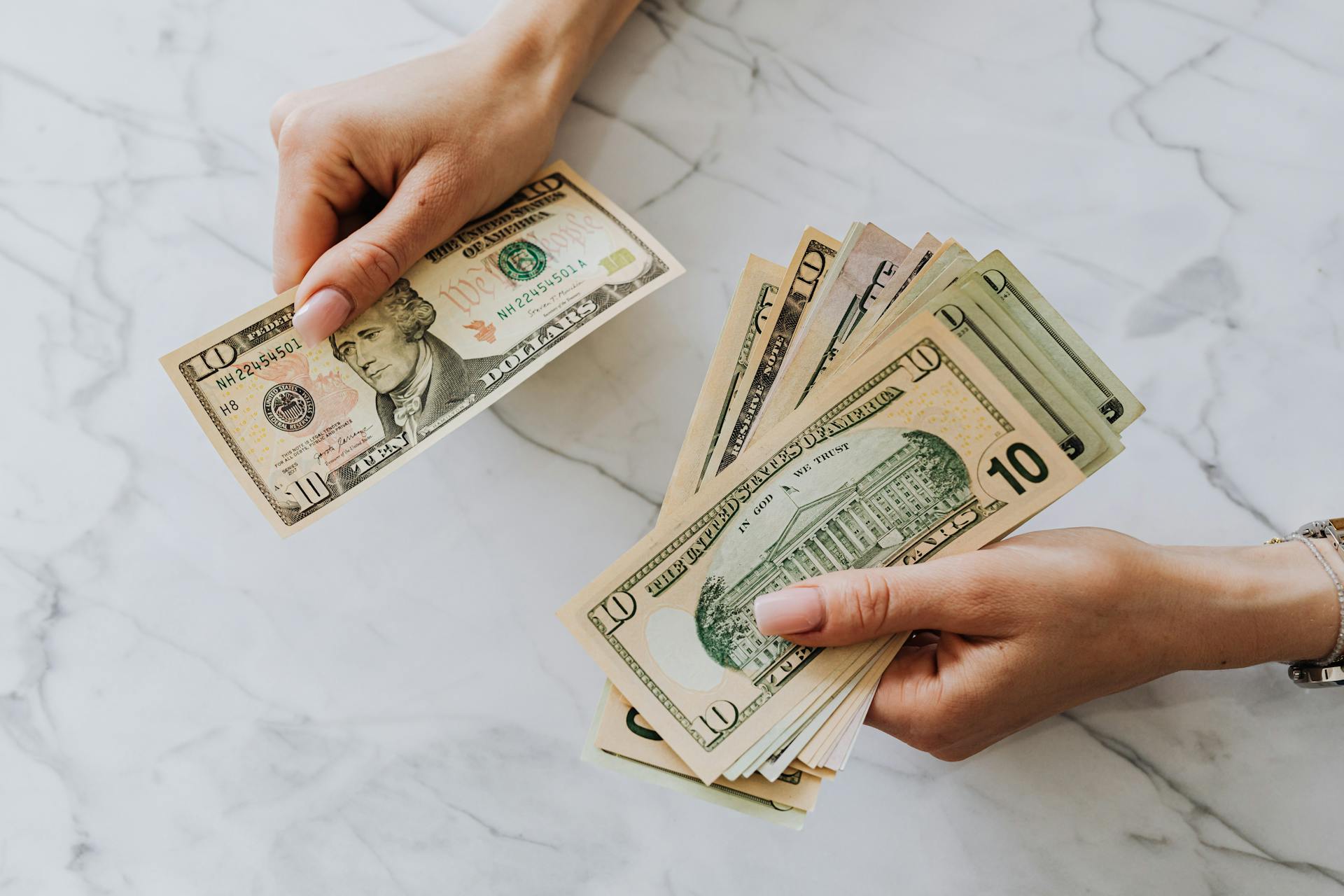 Eine Frau mit Geld in der Hand | Quelle: Pexels