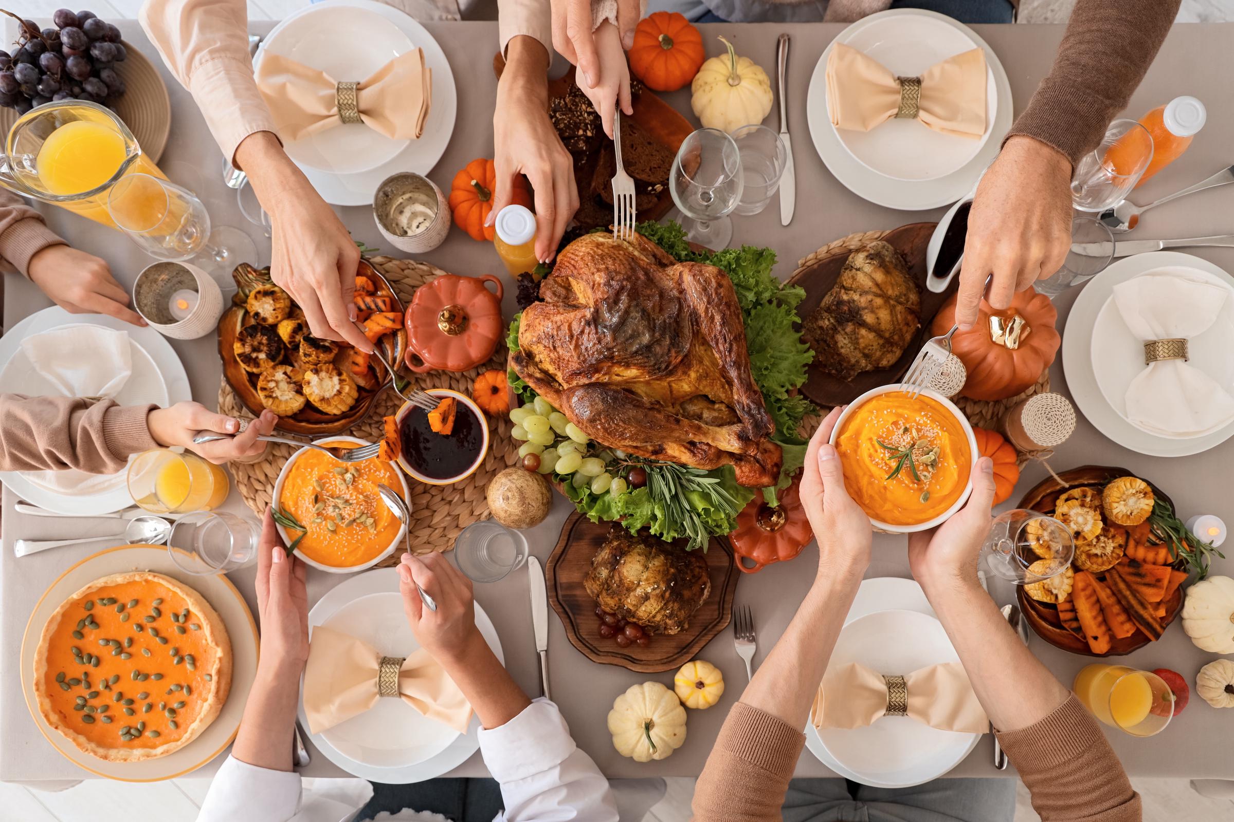 Menschen versammeln sich zum Thanksgiving-Dinner | Quelle: Shutterstock