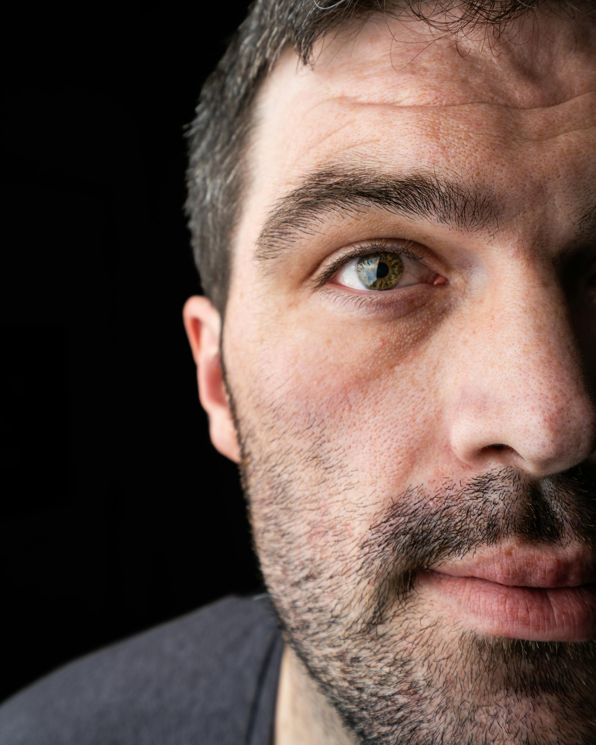 Ein Mann mit einem intensiven Blick | Quelle: Pexels