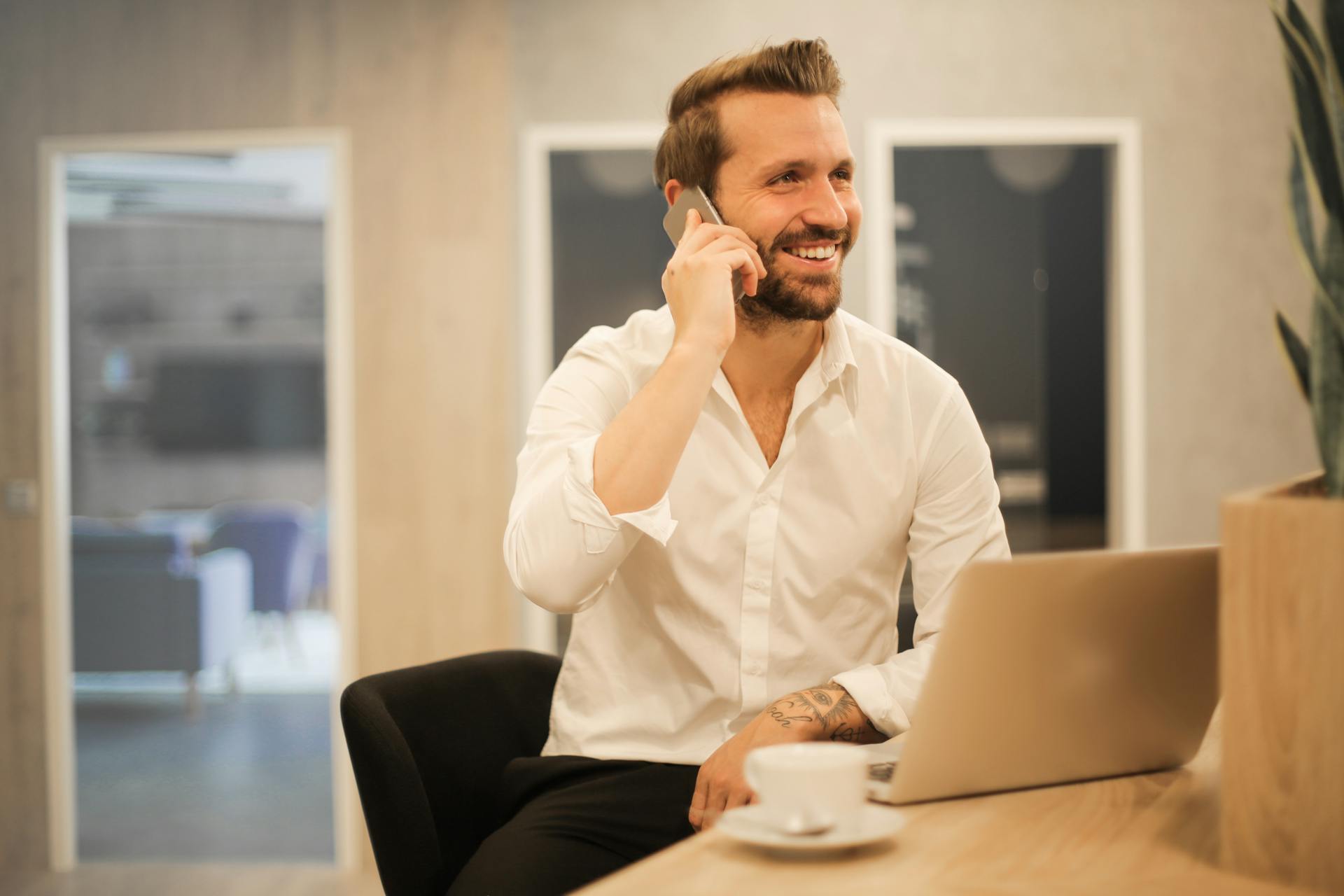 Ein Mann spricht am Telefon | Quelle: Pexels