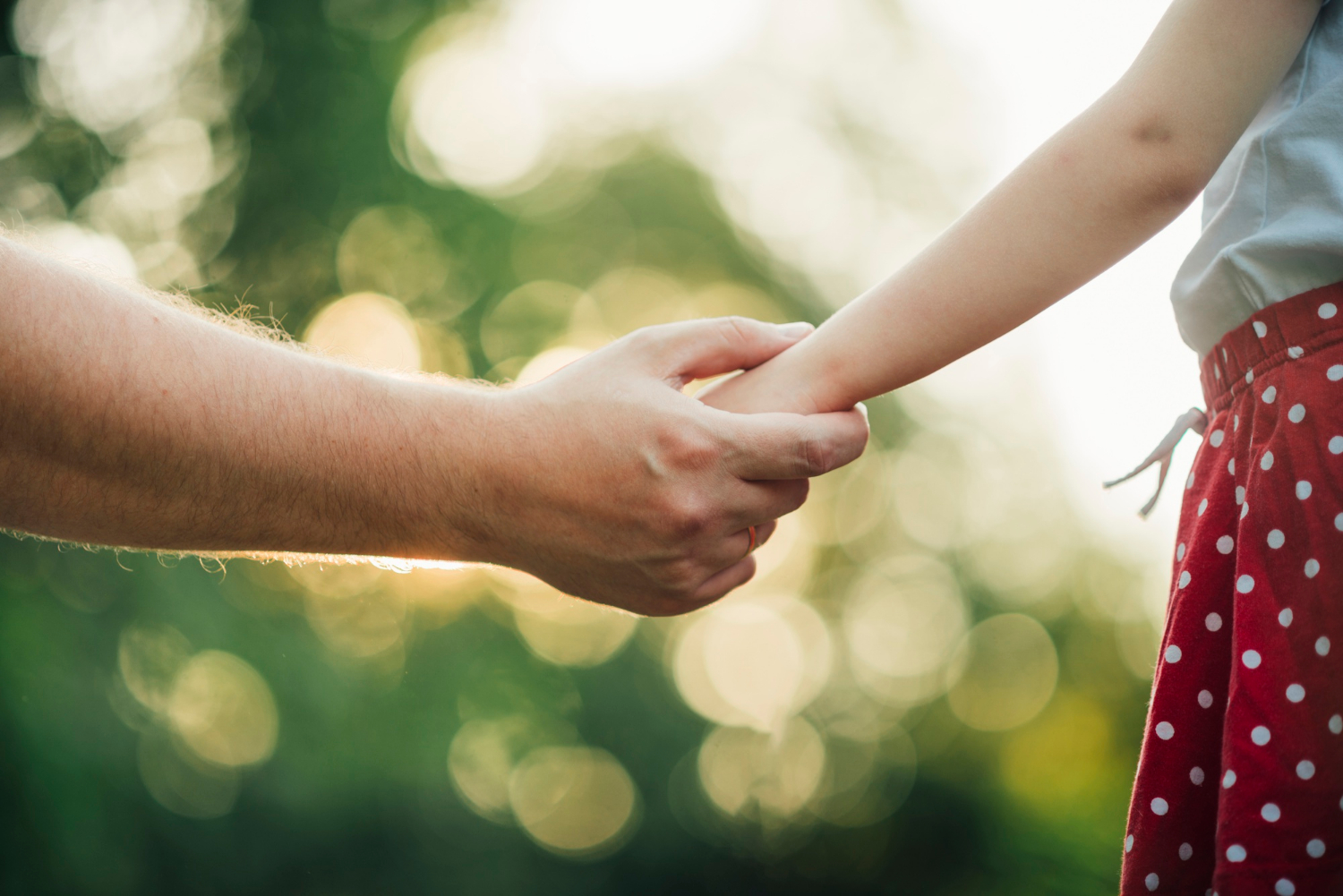Ein Vater hält die Hand seiner Tochter | Quelle: Freepik