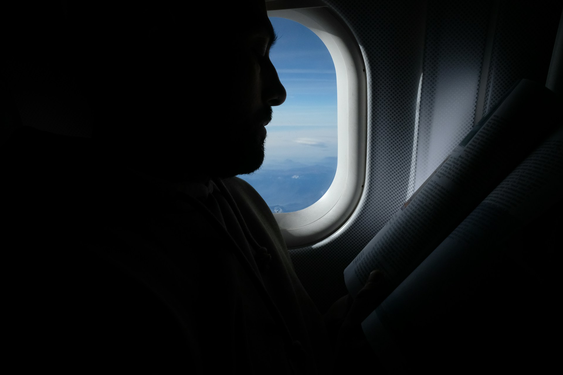 Ein Mann sitzt in einem Flugzeug | Quelle: Unsplash