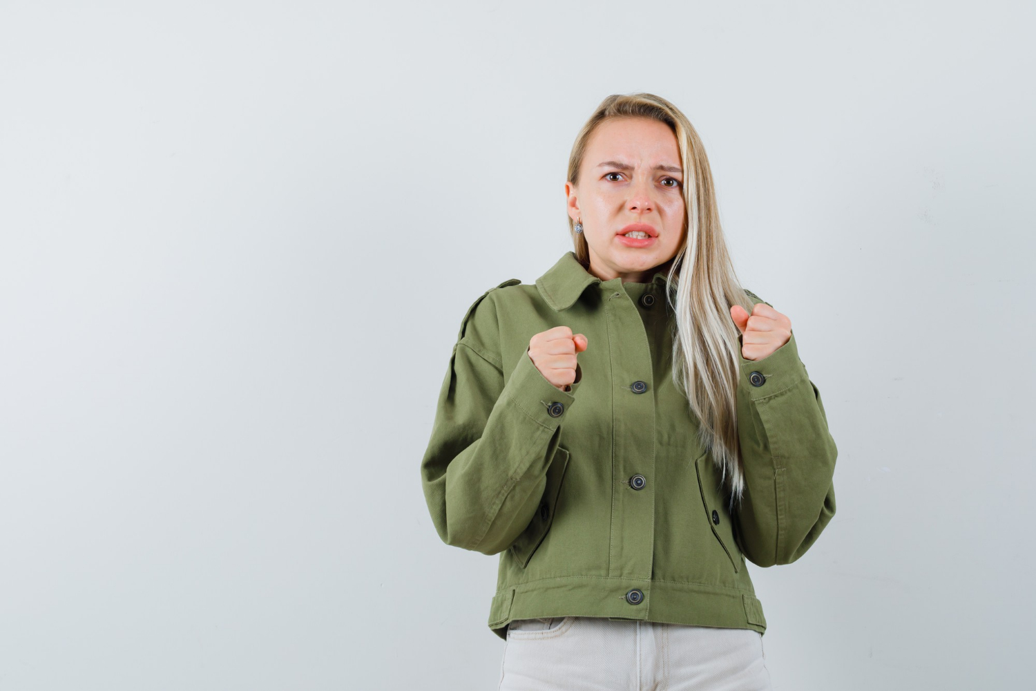 Eine wütende Frau mit geballten Fäusten | Quelle: Freepik