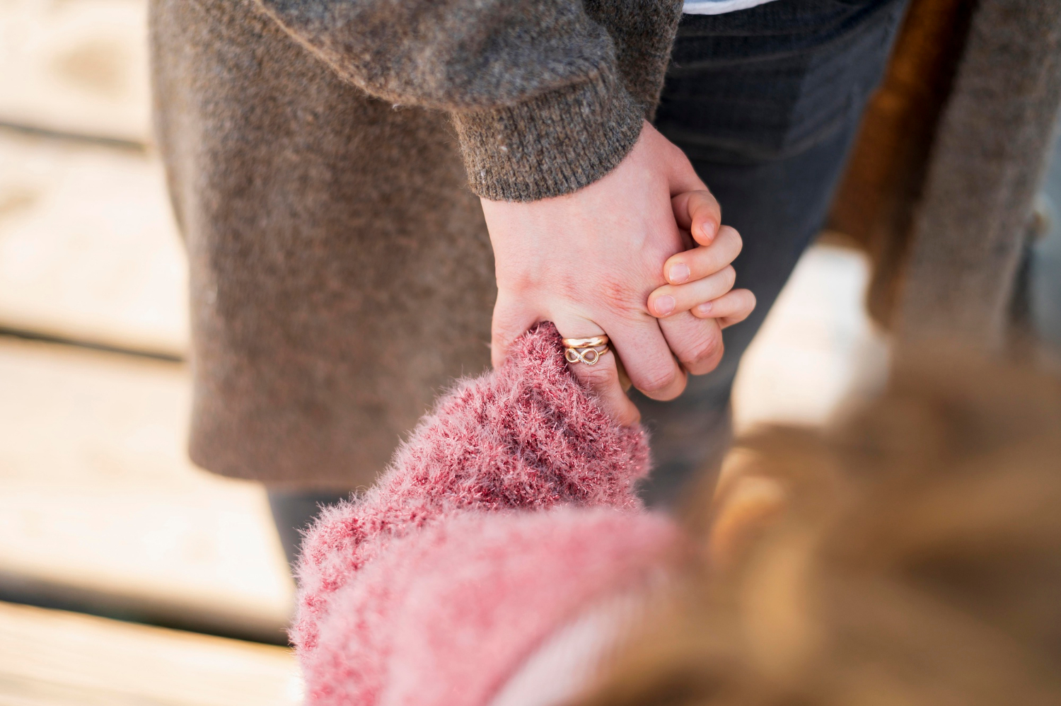 Eine Frau hält die Hand eines kleinen Mädchens | Quelle: Freepik