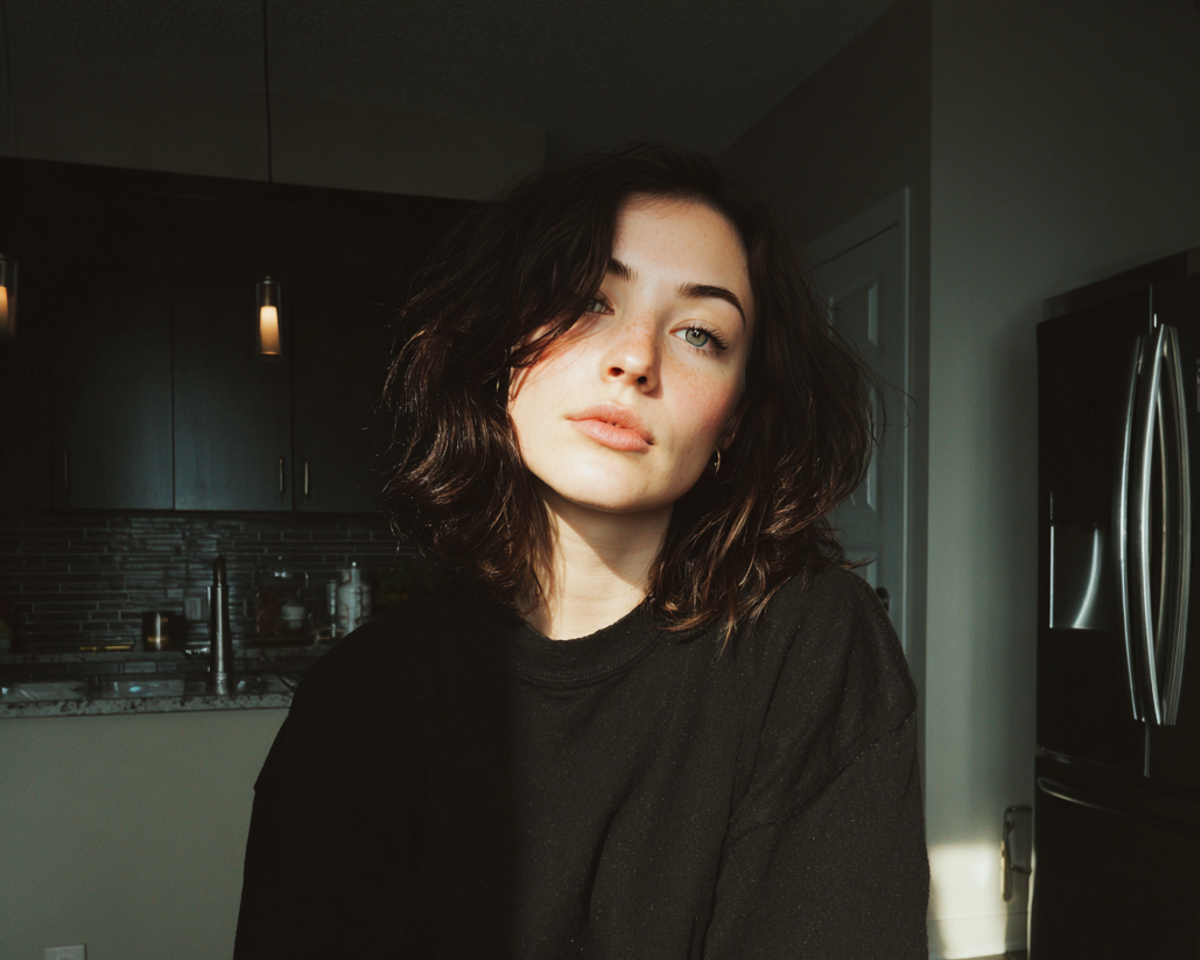 Eine Frau, die an einem Küchentisch sitzt | Quelle: Midjourney