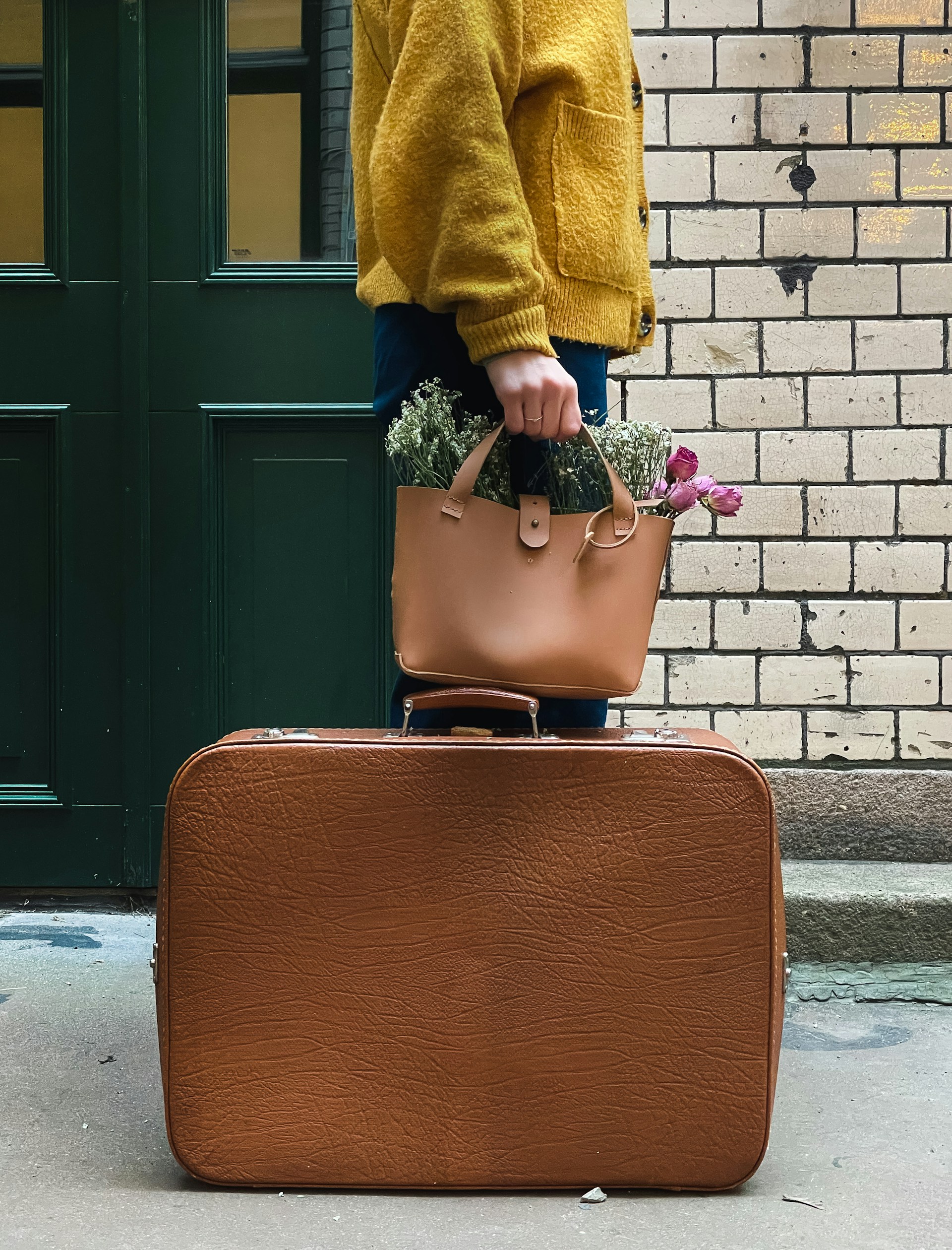 Eine Frau steht neben einem Koffer | Quelle: Unsplash