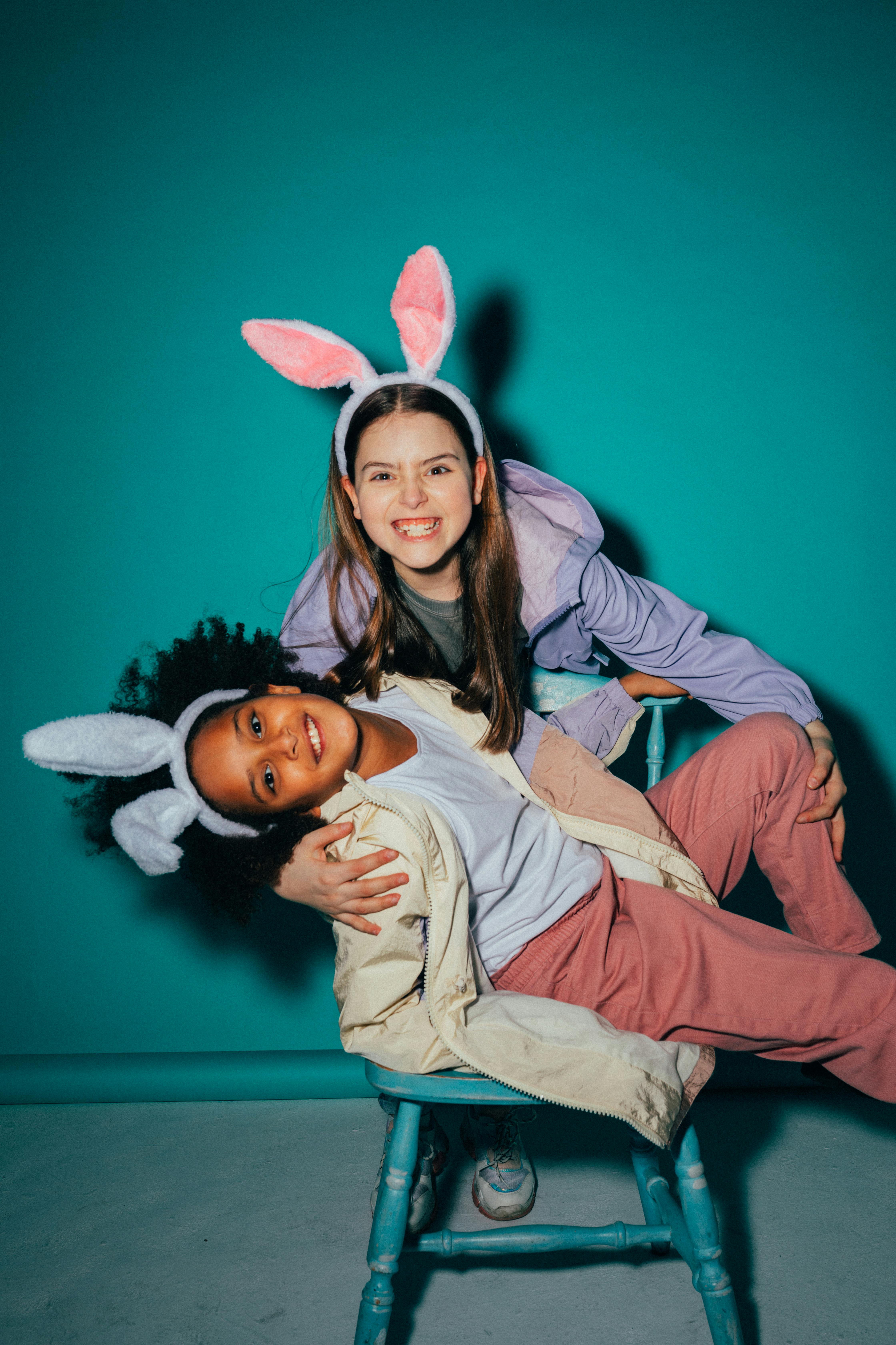 Zwei Mädchen mit Hasenohren | Quelle: Pexels