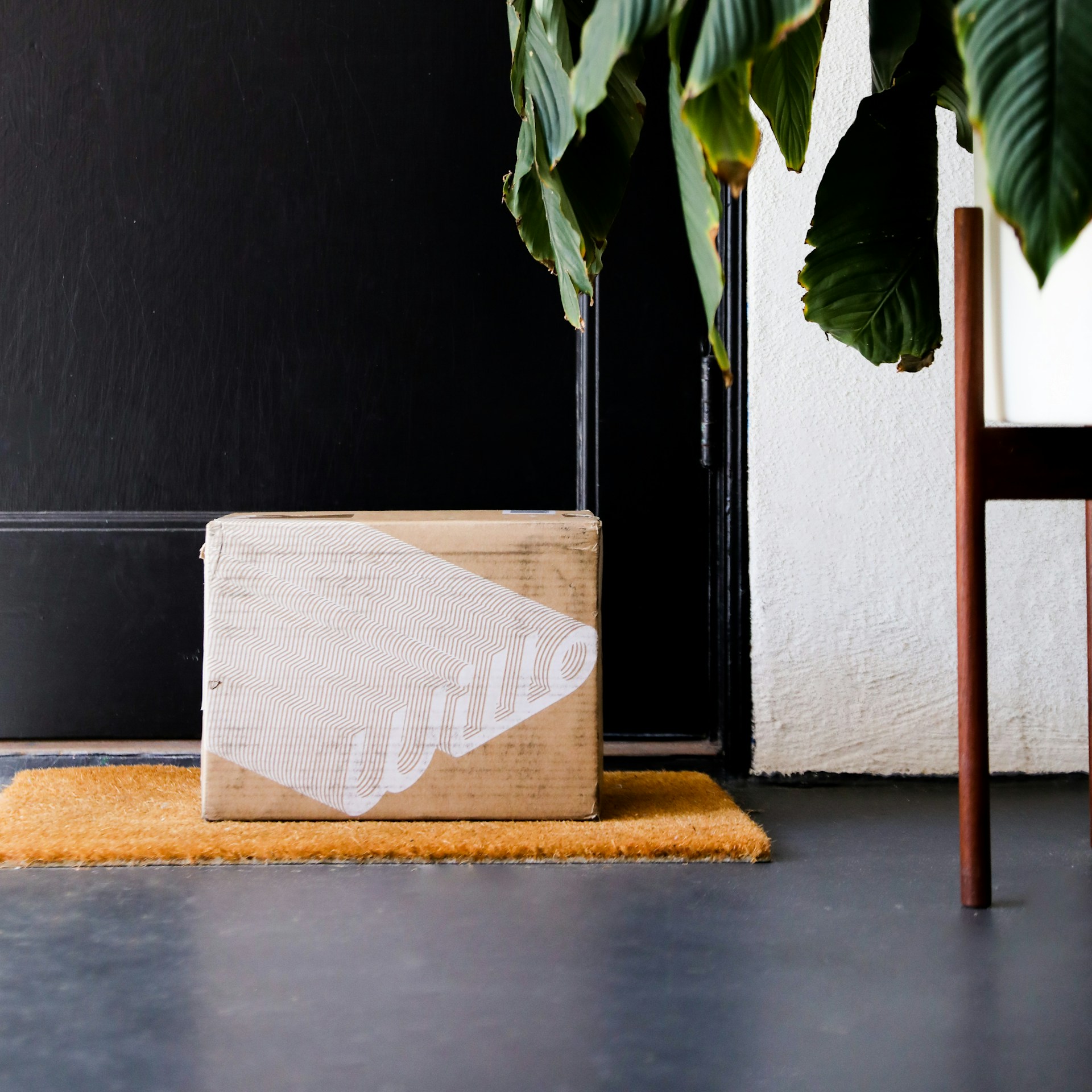 Eine Box neben einer Haustür | Quelle: Unsplash