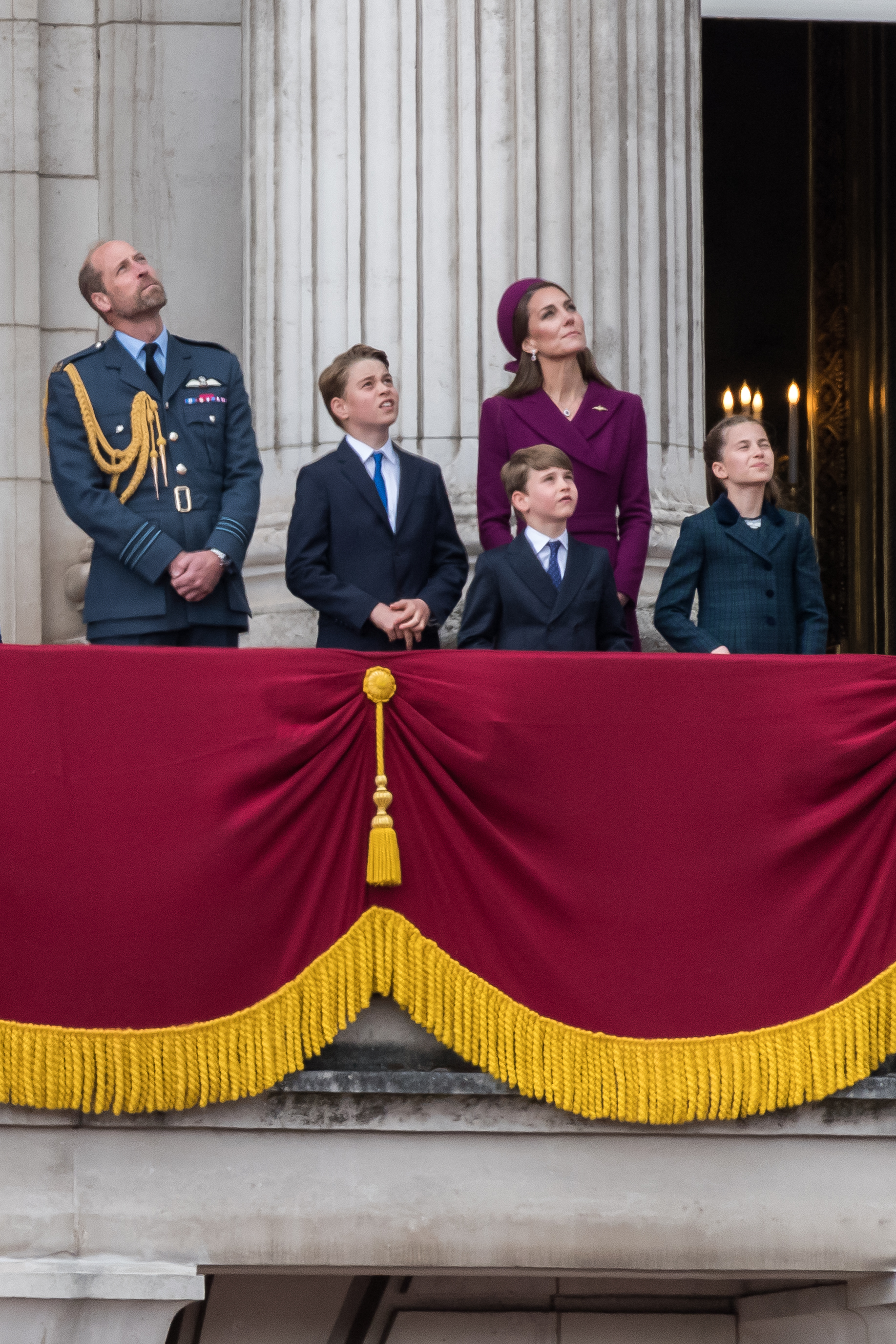 Prinz William, Prinz George, Prinz Louis, Prinzessin Catherine und Prinzessin Charlotte beobachten den Vorbeiflug am VE Day. | Quelle: Getty Images