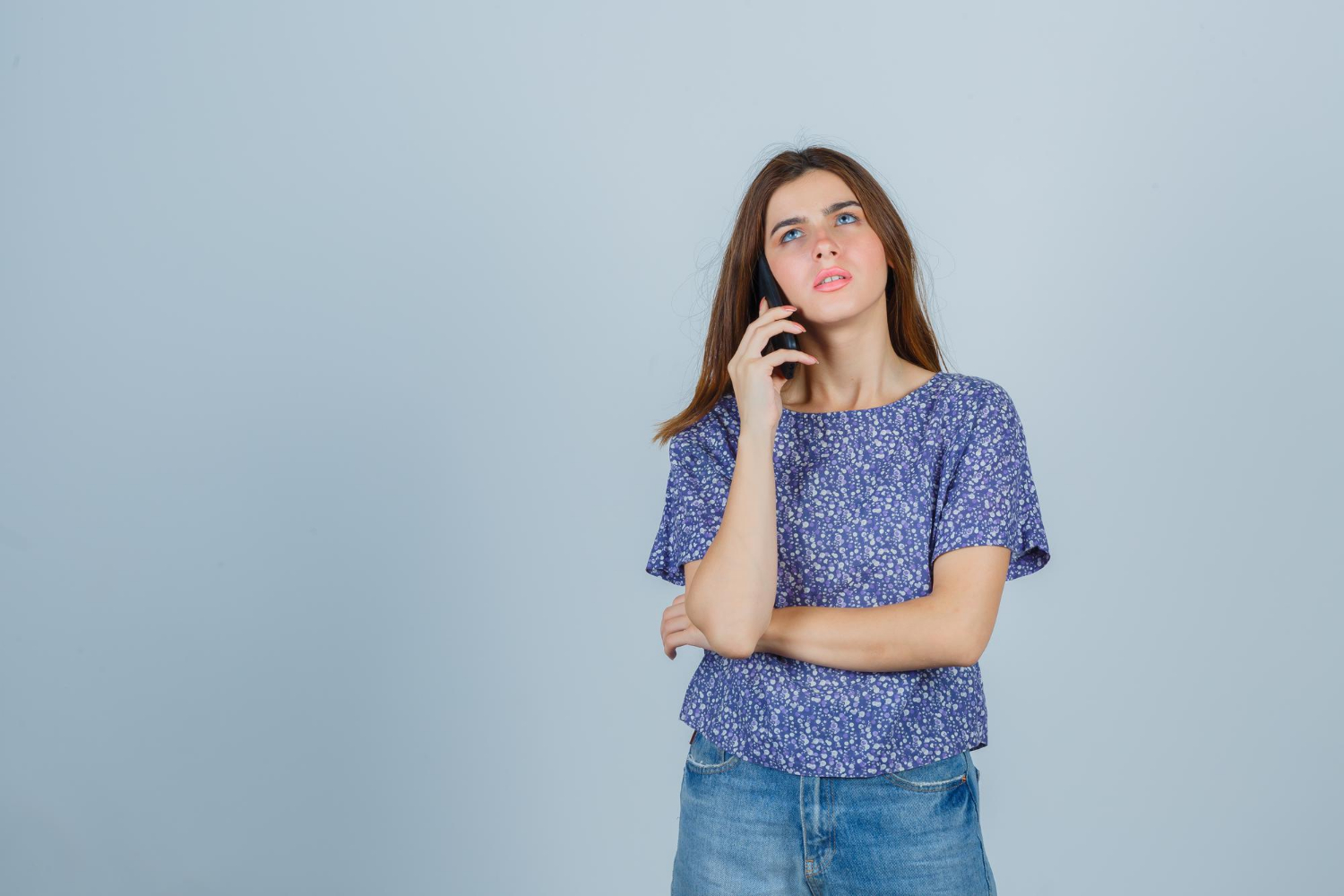 Eine besorgte Frau, die telefoniert | Quelle: Freepik