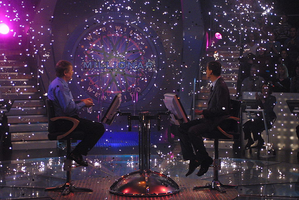 Günther Jauch und Kandidat bei RTL - Quizshow "Wer wird Millionär ?", 2001 | Quelle: Getty Images