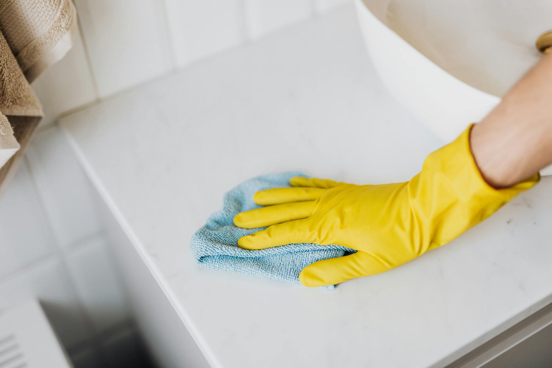 Eine Person, die ein Badezimmer putzt | Quelle: Pexels