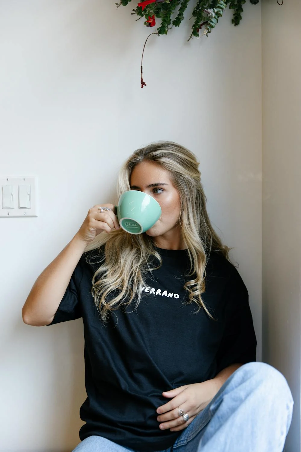 Eine selbstbewusste Frau, die ihren Kaffee trinkt | Quelle: Pexels
