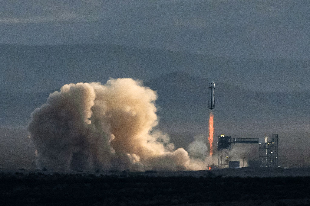 Die New Shepard-Rakete von Blue Origin mit den Astronauten Aisha Bowe, Amanda Nguyn, Kerianne Flynn, Gayle King, Katy Perry und Lauren Sánchez an Bord hebt am 14. April 2025 in Van Horn, Texas, von der Launch Site One ab | Quelle: Getty Images