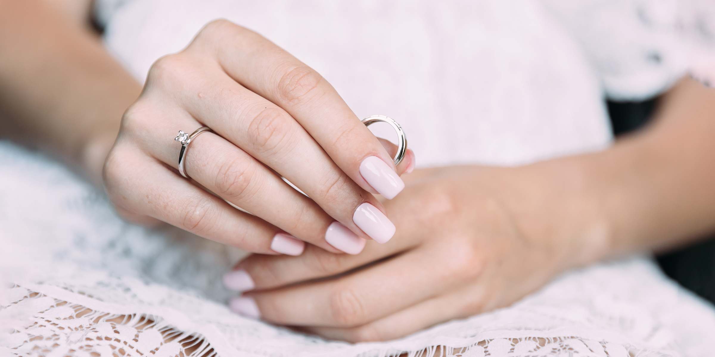 Eine Braut hält einen Ring | Quelle: Shutterstock