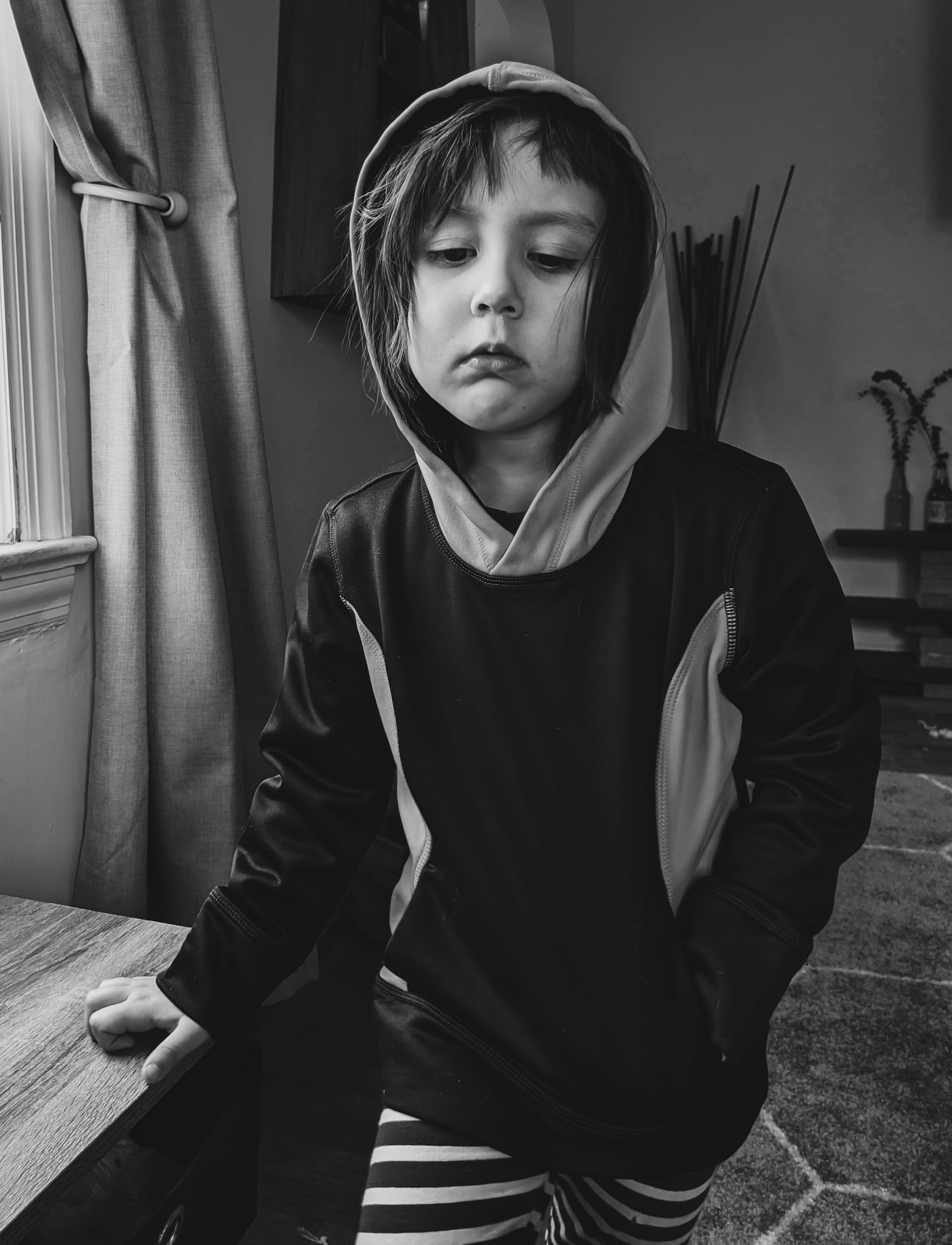 Graustufenaufnahme eines nachdenklichen Kindes | Quelle: Unsplash