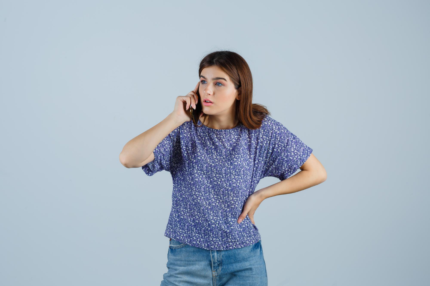Eine genervte Frau beim Telefonieren | Quelle: Freepik